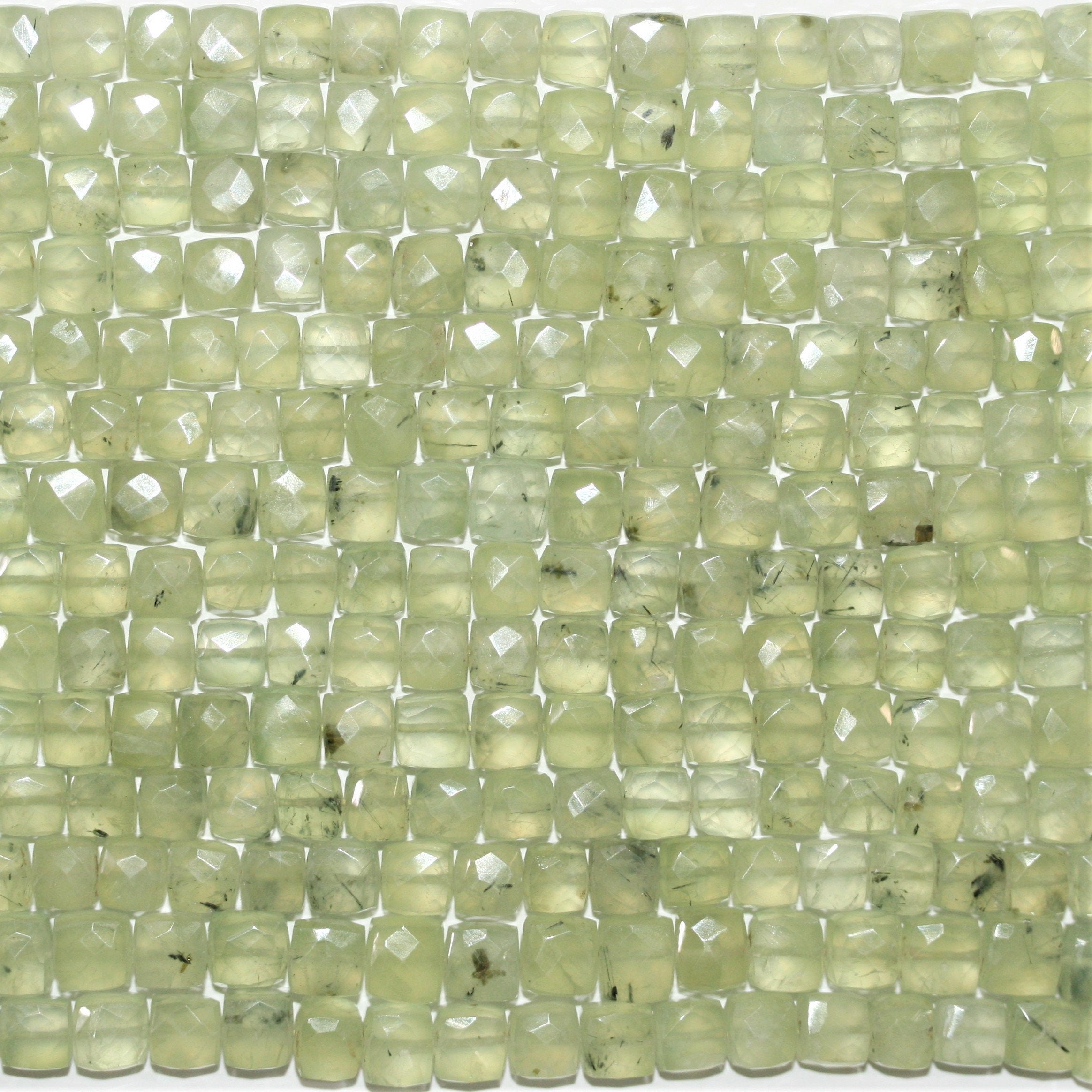 Perles cubiques à facettes en préhnite de 9 pouces, 7-8 mm - Fil de 23 cm.