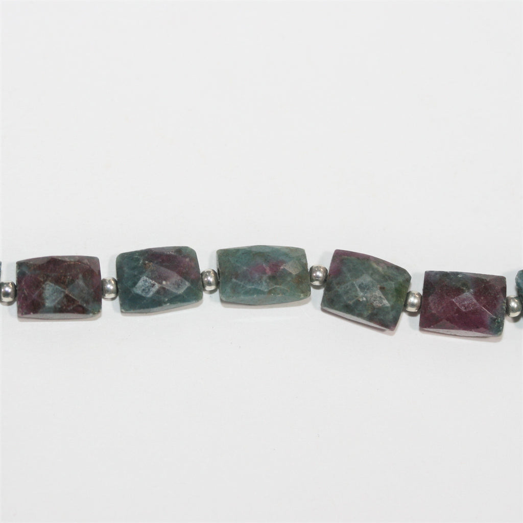 Perles rectangulaires à facettes en zoïsite rubis St de 8 pouces (8,5 x 6,5 mm). Longueur approximative du fil : 20 cm.