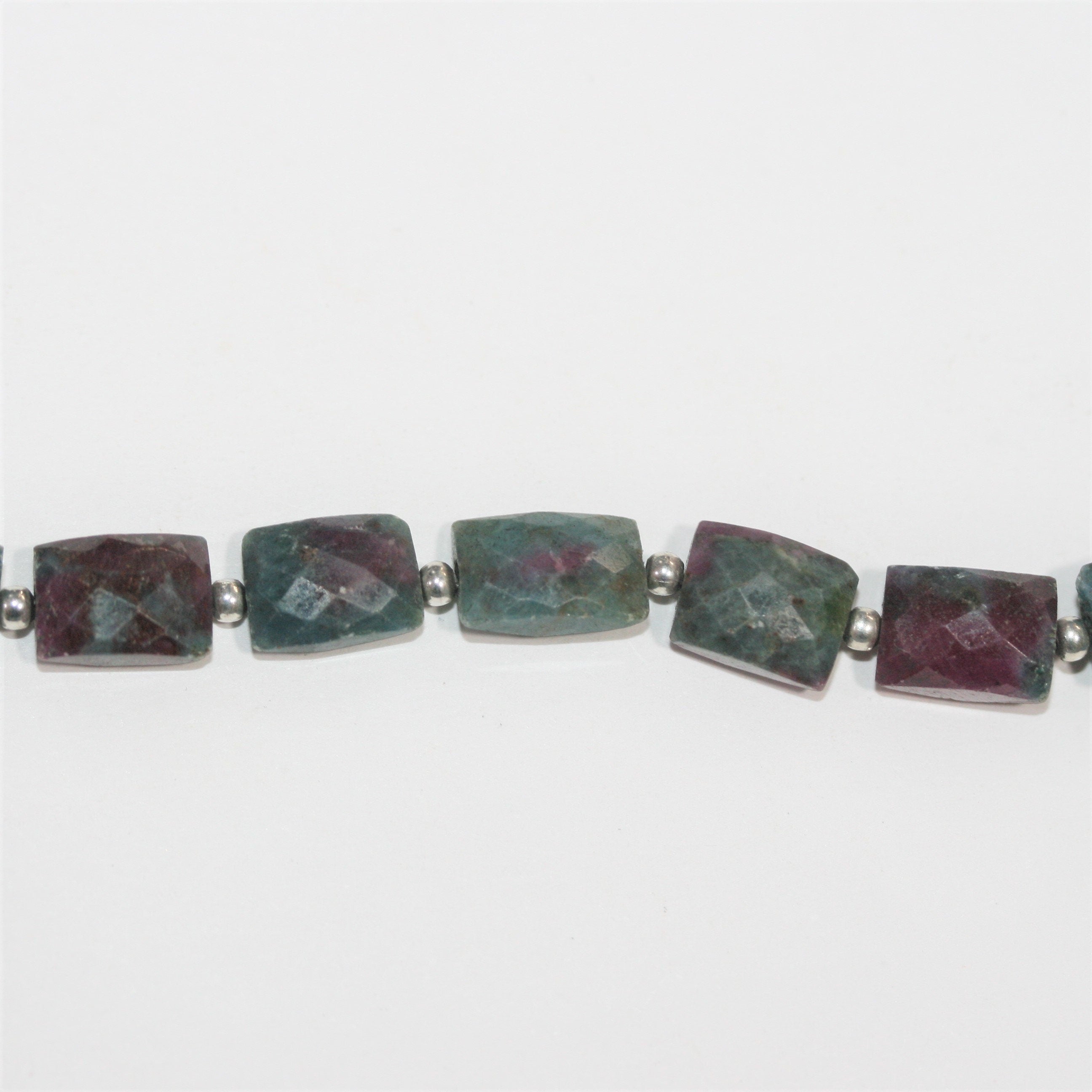 Perles rectangulaires à facettes en zoïsite rubis St de 8 pouces (8,5 x 6,5 mm). Longueur approximative du fil : 20 cm.