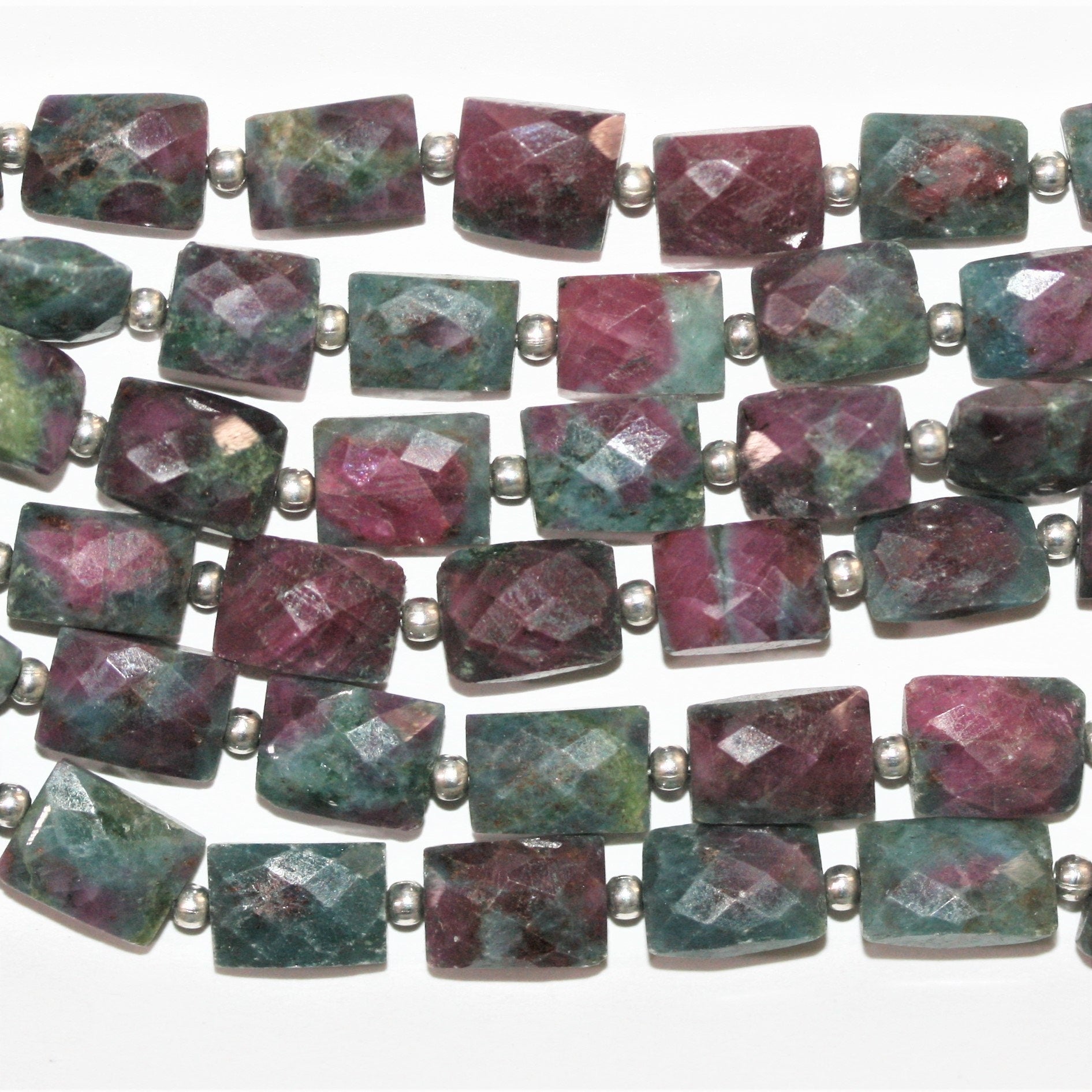 Perles rectangulaires à facettes en zoïsite rubis St de 8 pouces (8,5 x 6,5 mm). Longueur approximative du fil : 20 cm.