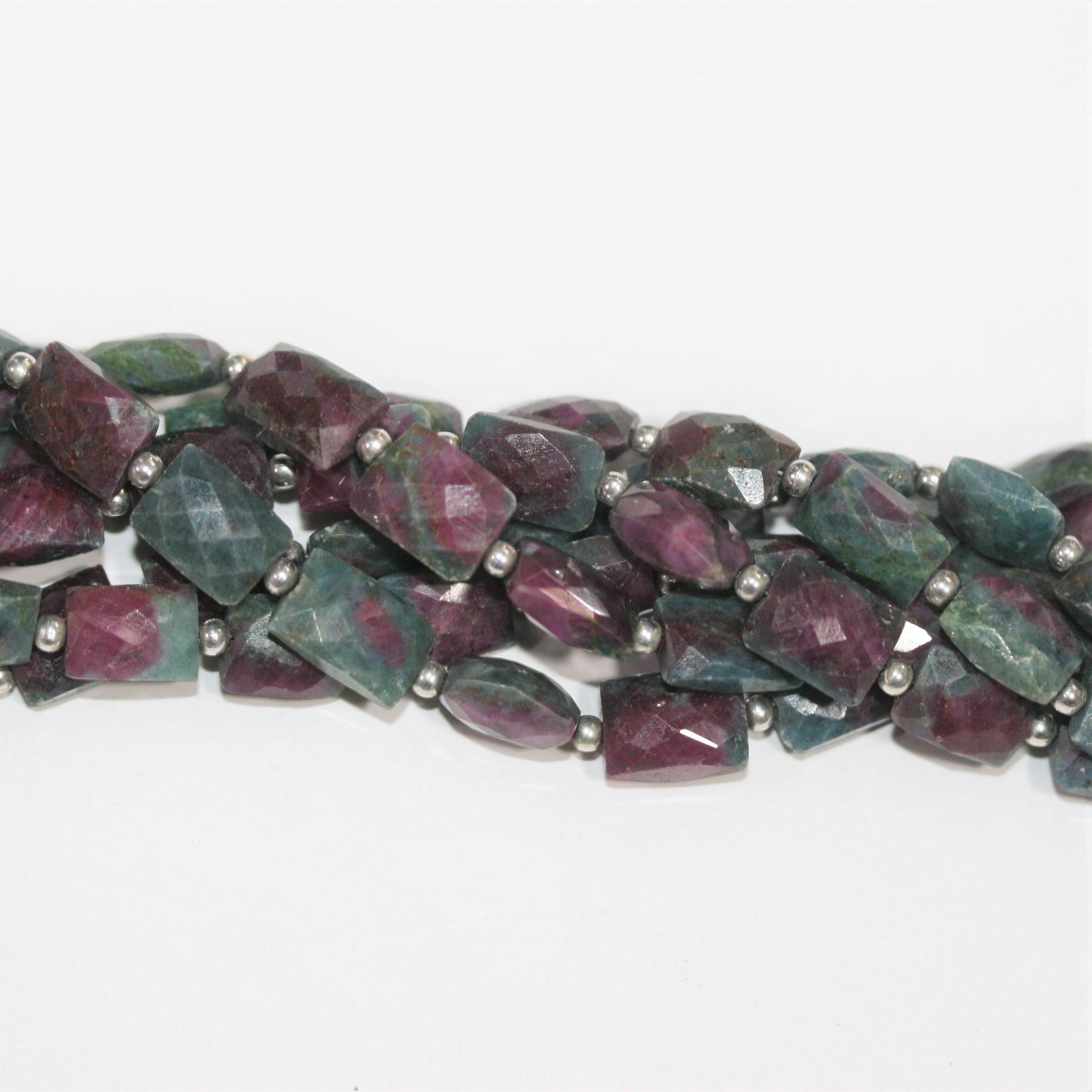 Perles rectangulaires à facettes en zoïsite rubis St de 8 pouces (8,5 x 6,5 mm). Longueur approximative du fil : 20 cm.