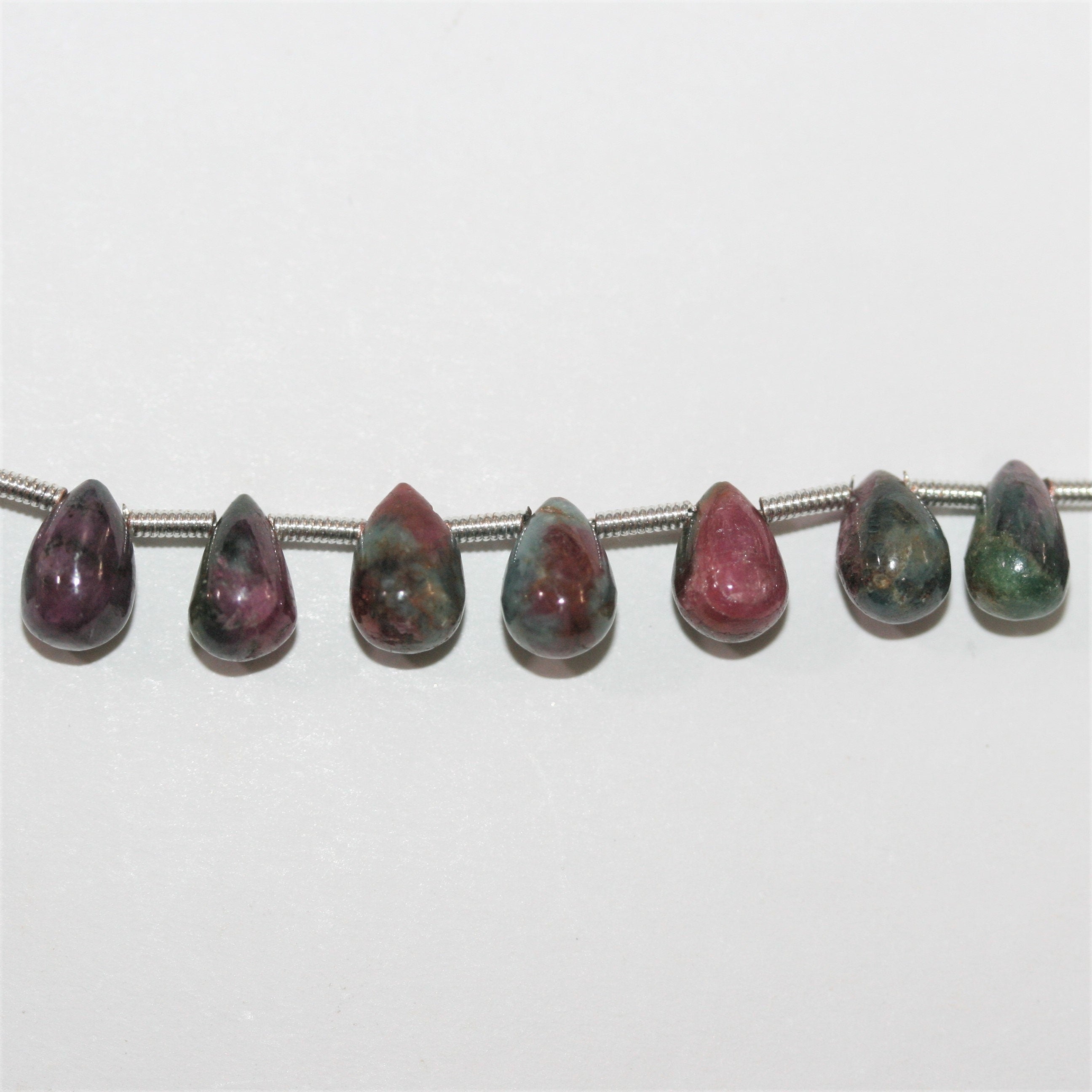 Perles en goutte lisses St Ruby Zoisite 8" 8x5mm.- Brin 20cm.