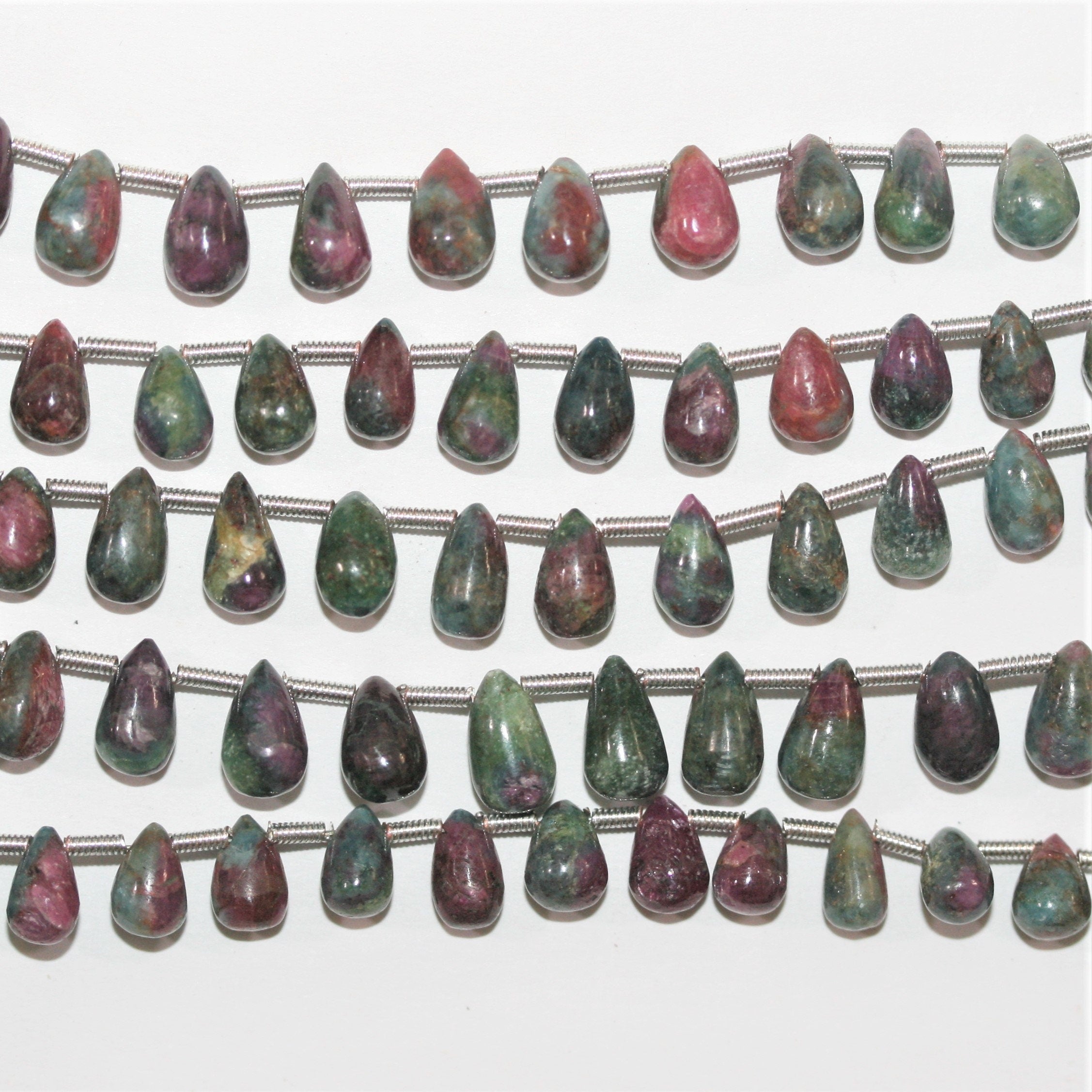 Perles en goutte lisses St Ruby Zoisite 8" 8x5mm.- Brin 20cm.