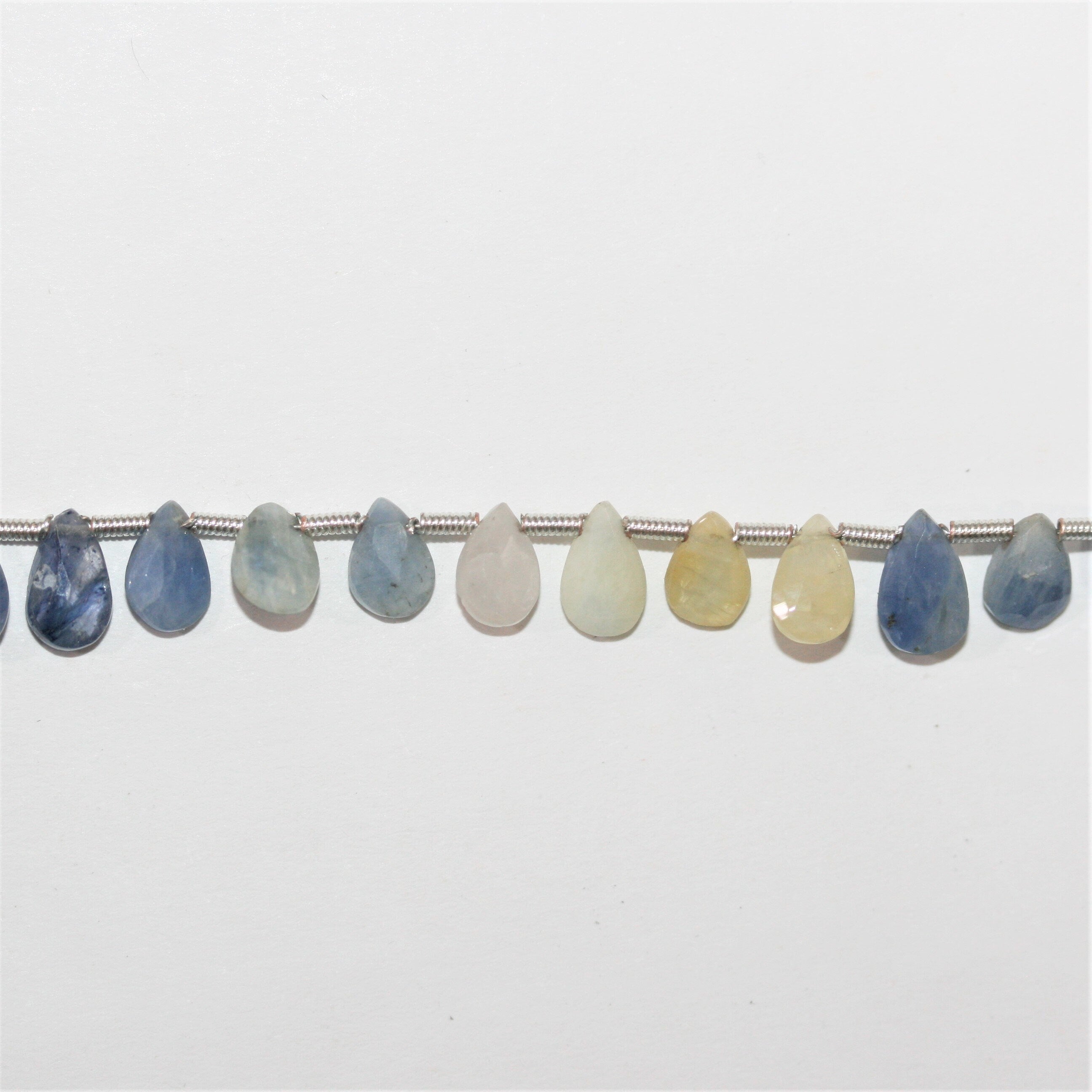 Cuentas de gota facetadas de zafiro azul-amarillo de 8" x 5 mm - Hilo de 20 cm.