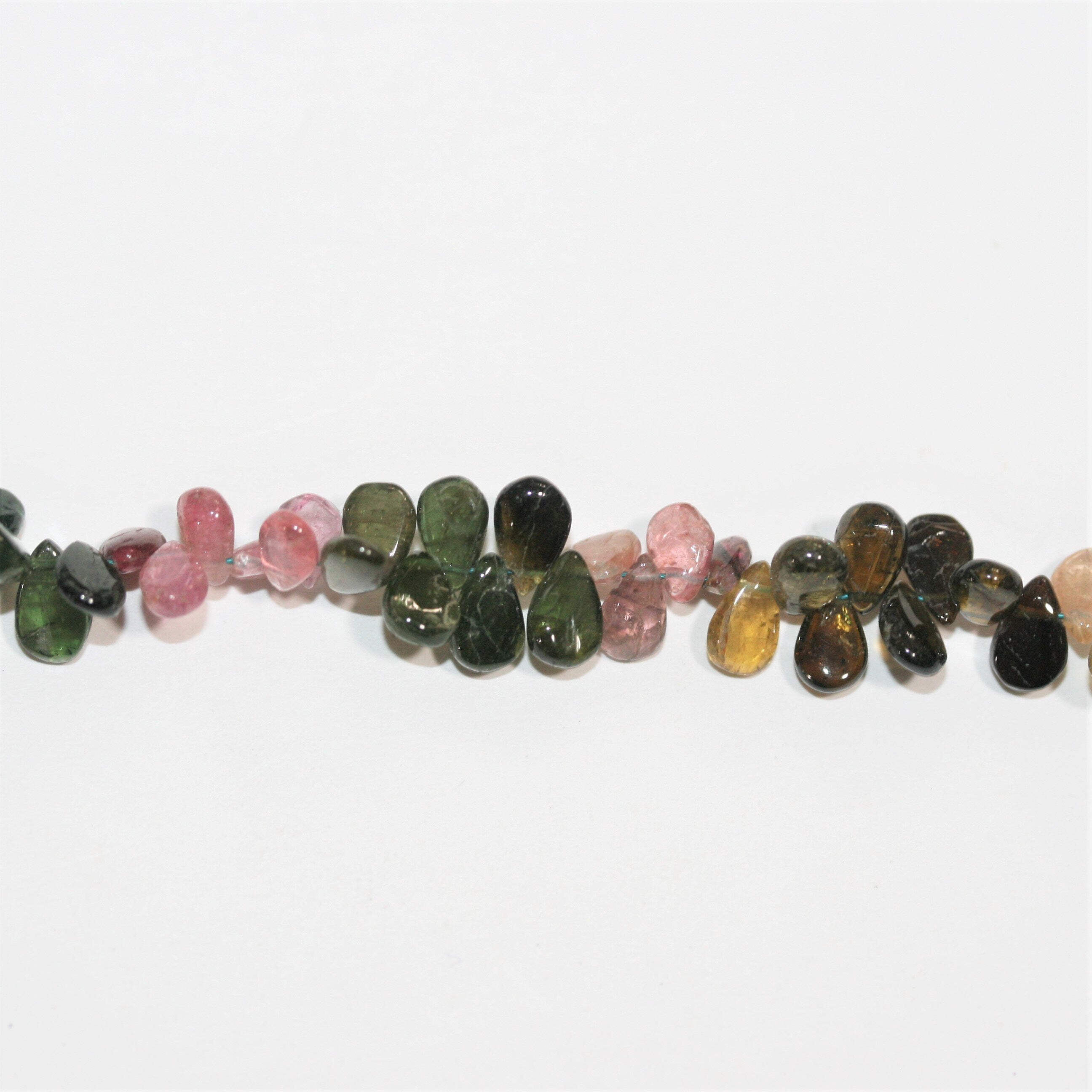 Perles en tourmaline lisses en forme de goutte de 9 pouces, 6 x 4 mm - Brin de 23 cm.