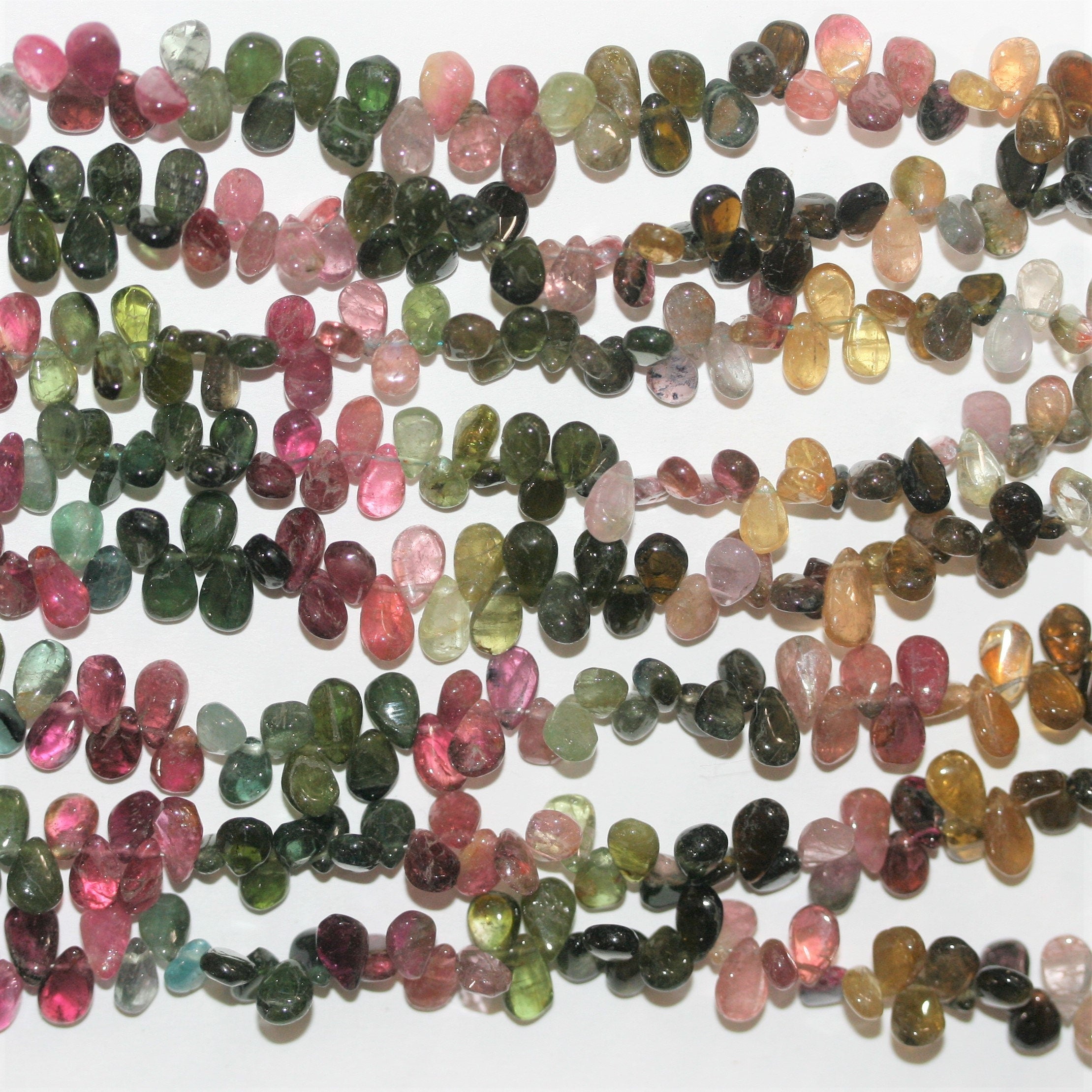 Perles en tourmaline lisses en forme de goutte de 9 pouces, 6 x 4 mm - Brin de 23 cm.