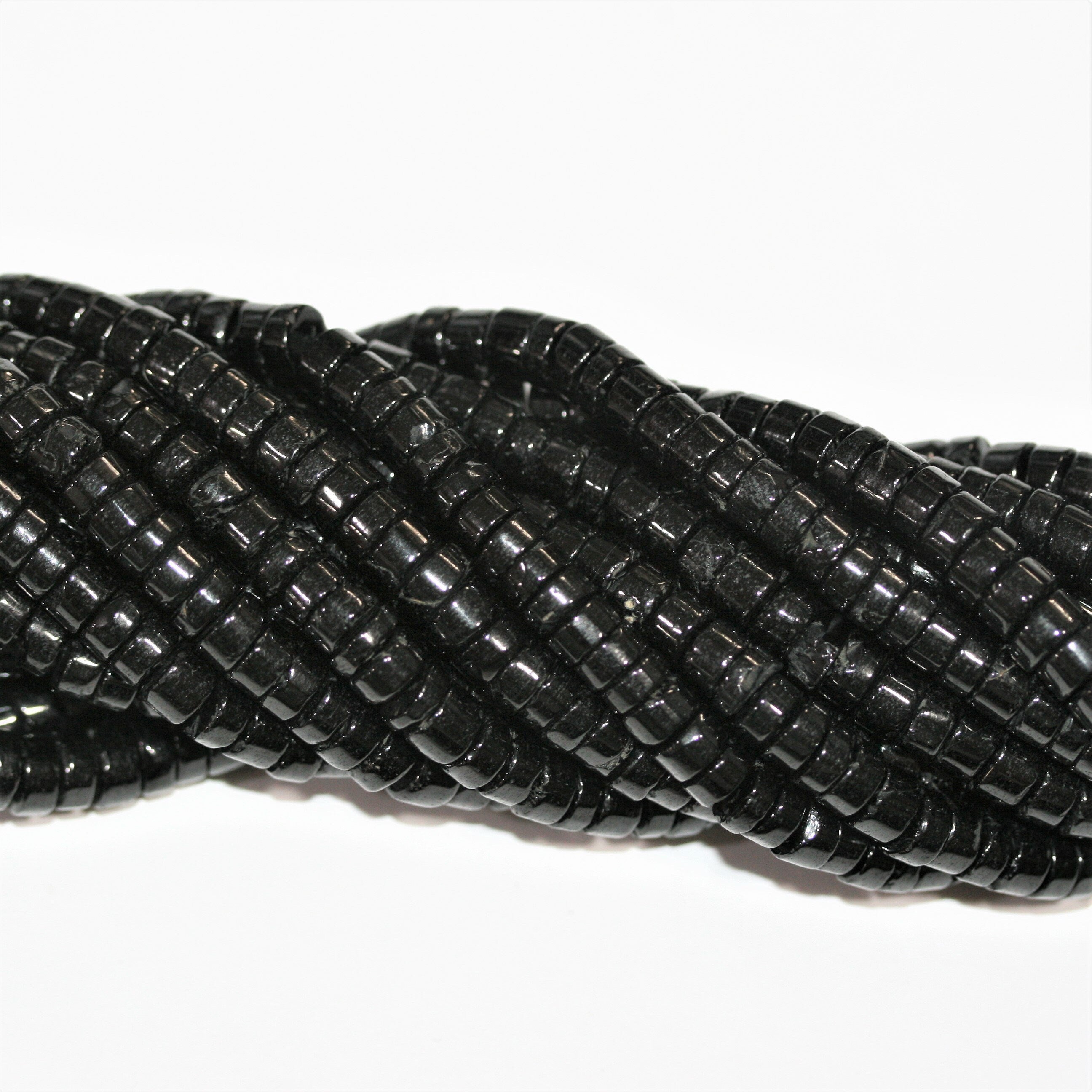 Perles rondes lisses en spinelle St de 14 pouces (6 x 3 mm). Longueur approximative du brin : 36 cm.