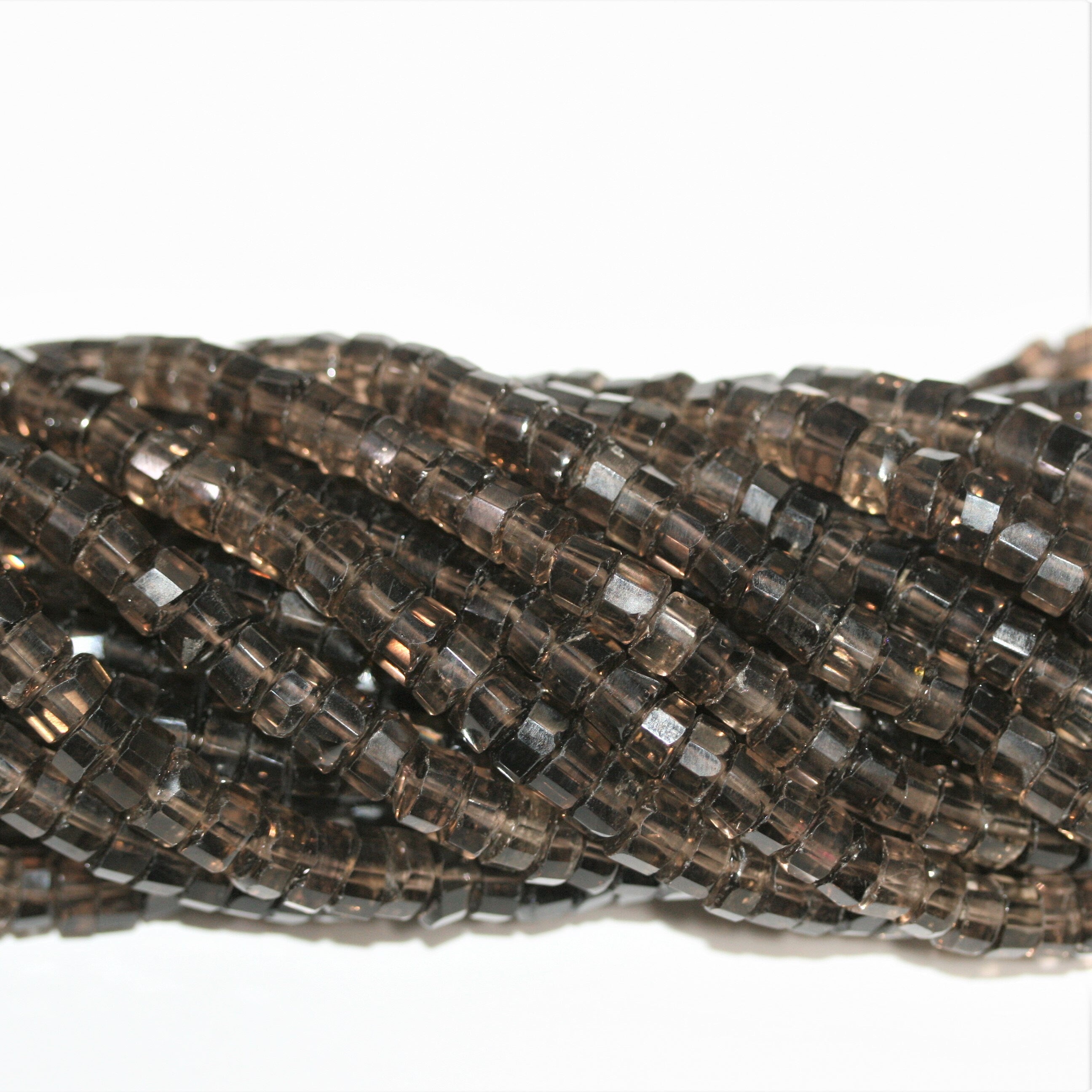 Perles de quartz fumé facettées de 14 pouces (6 x 4 mm). Longueur approximative du fil : 33 cm.