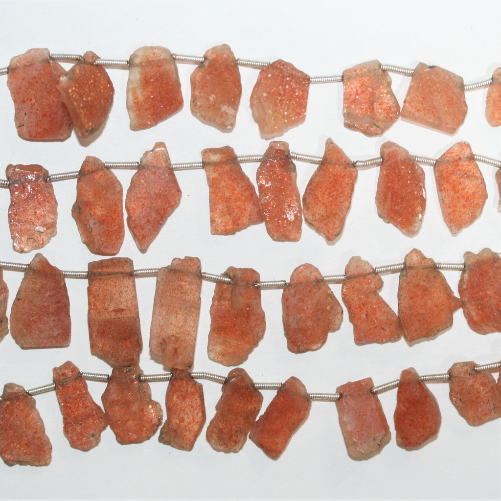 Perles plates irrégulières en pierre de soleil St 8" 18x11mm. Environ - Longueur du brin 21cm.