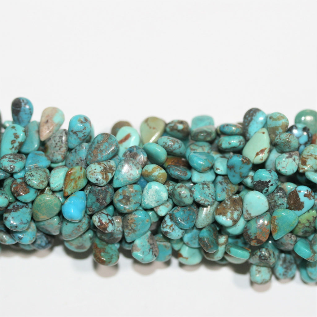 Perles en turquoise lisses en forme de goutte, 8 pouces (9 x 7 mm). Longueur approximative du brin : 20 cm.