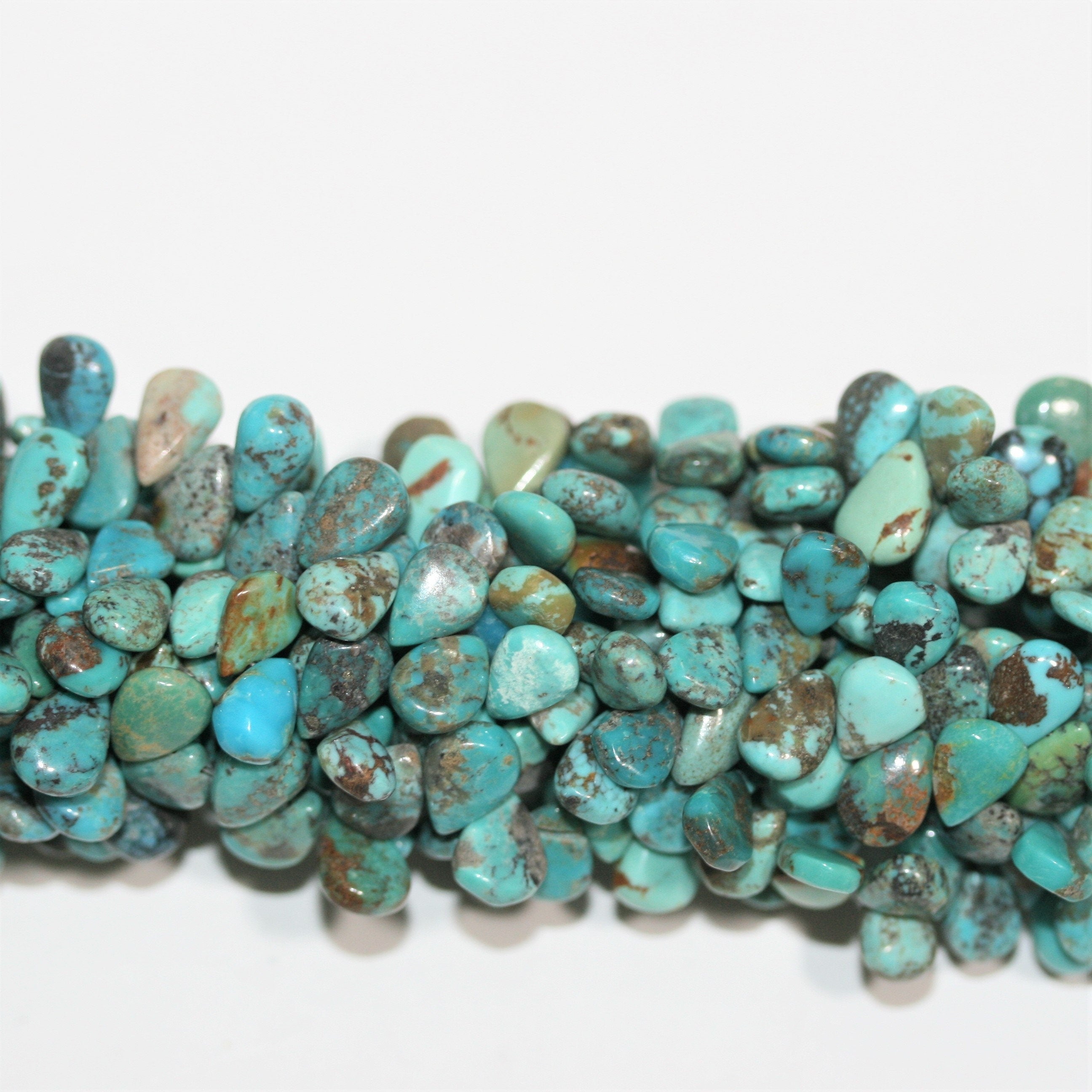 Perles en turquoise lisses en forme de goutte, 8 pouces (9 x 7 mm). Longueur approximative du brin : 20 cm.