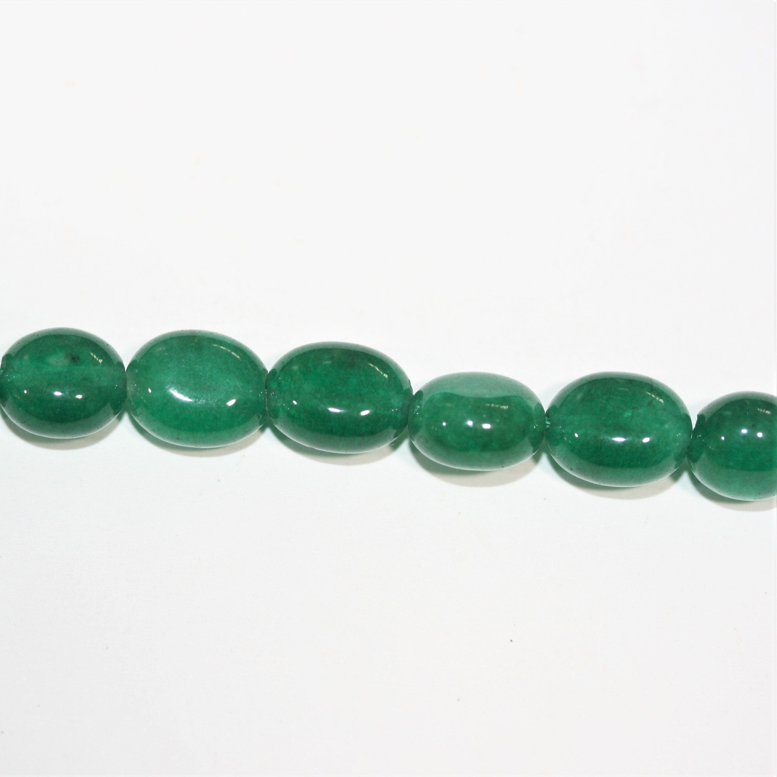 Perles ovales lisses en onyx vert 9x7mm. Longueur approximative du fil : 33 cm.
