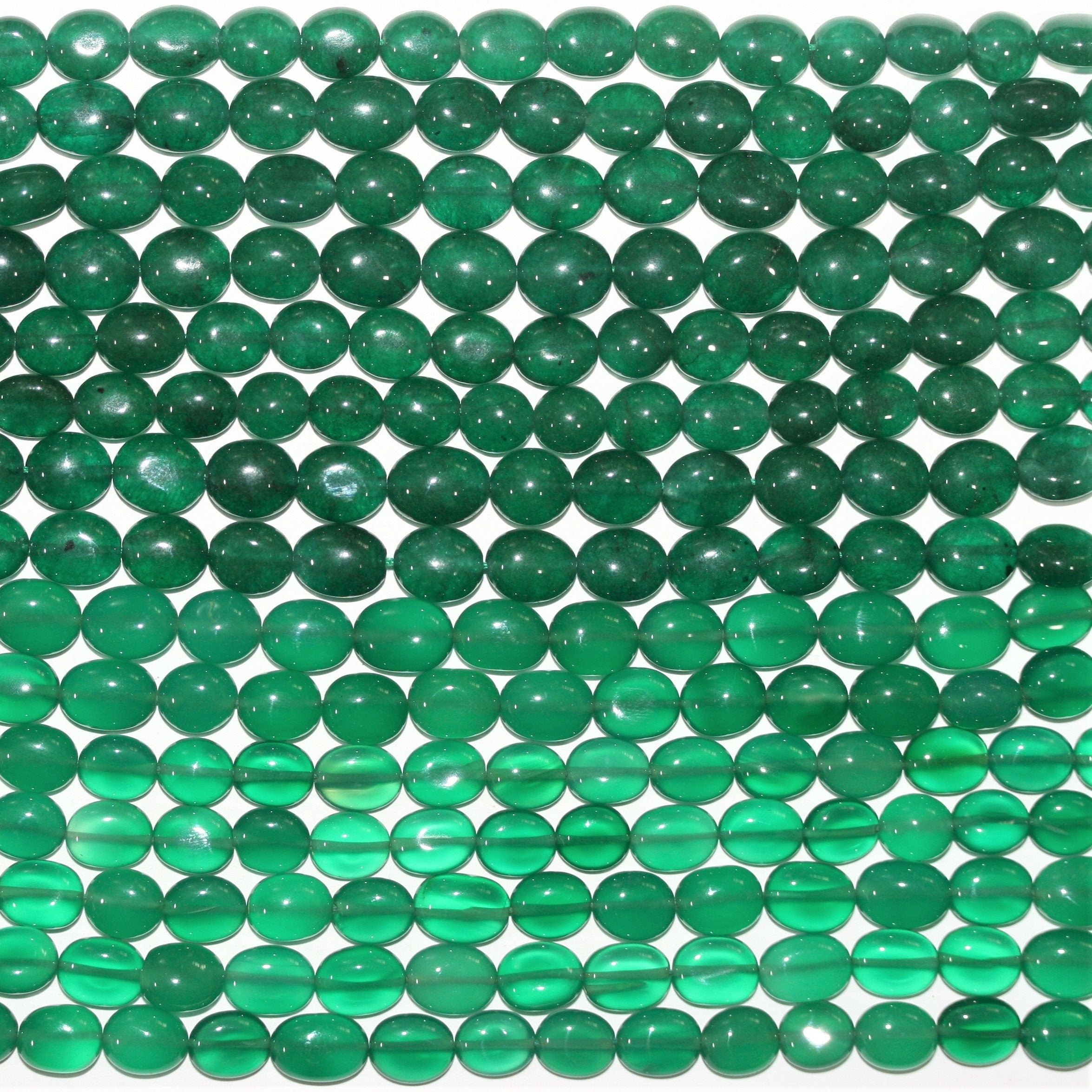 Perles ovales lisses en onyx vert 9x7mm. Longueur approximative du fil : 33 cm.