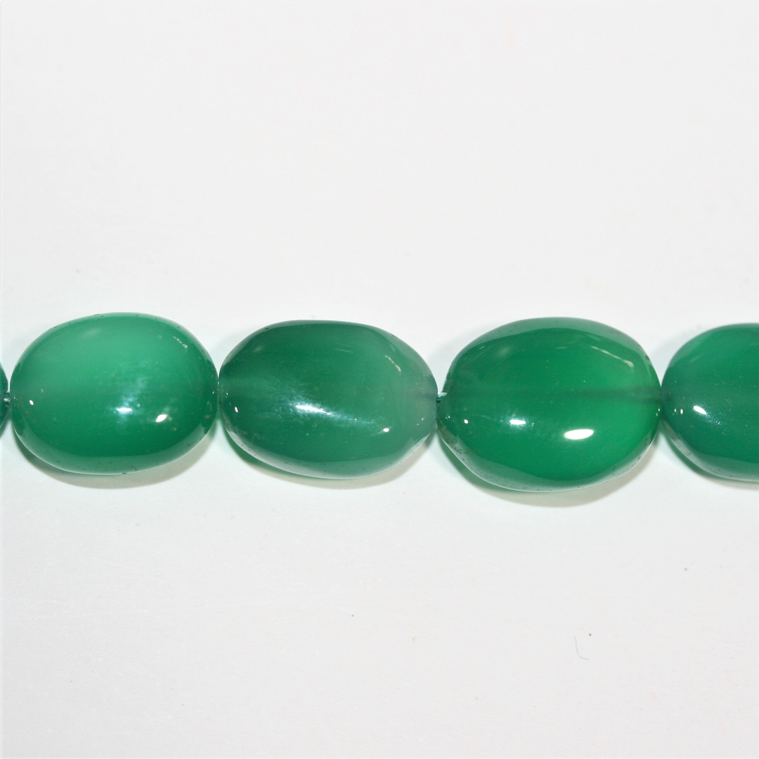 Cuentas ovaladas lisas graduadas de ónix verde St. de 17", 12 x 9-18 x 13 mm. Aprox. - Hilo de 44 cm.