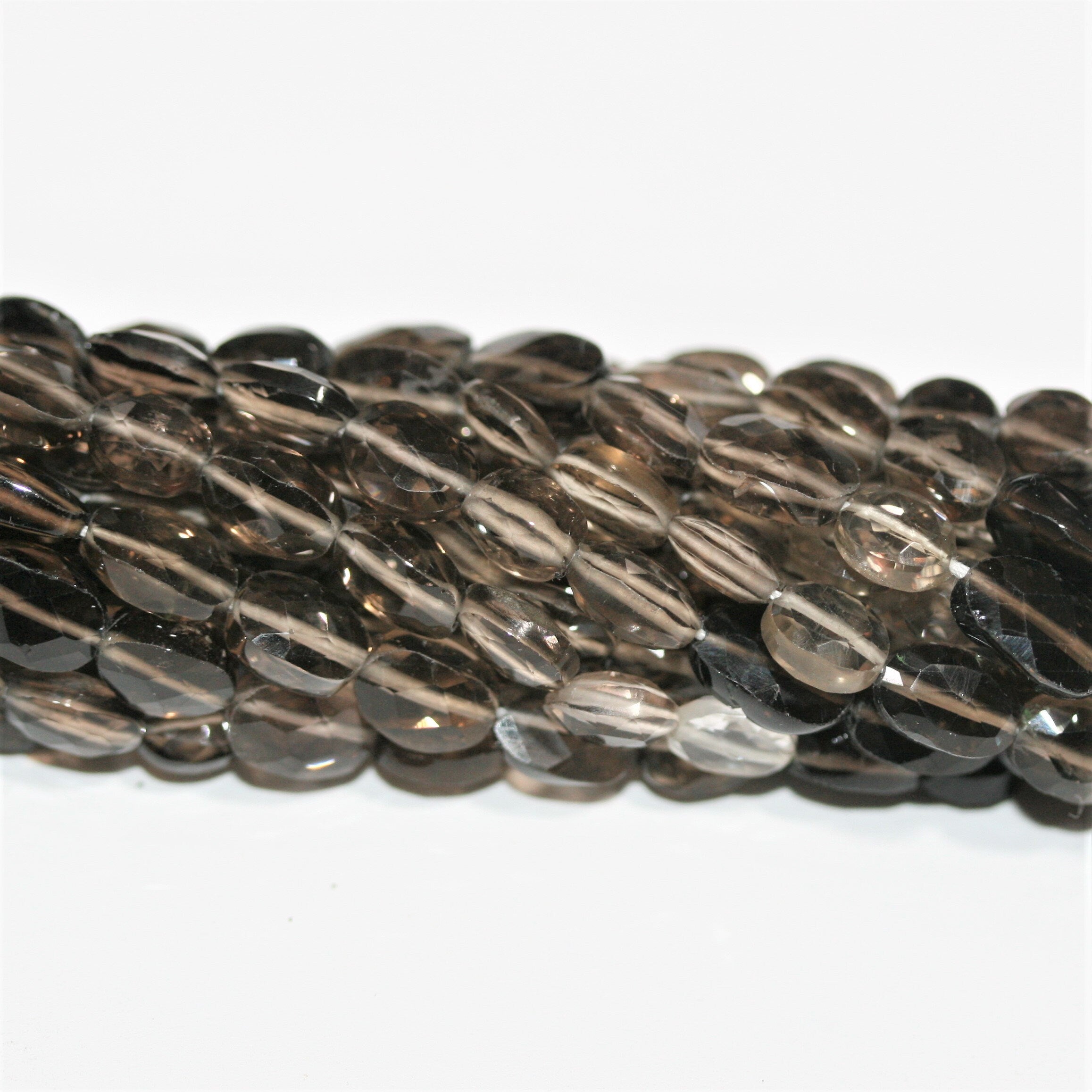 Perles ovales à facettes en quartz fumé St de 14 pouces (8 x 5 mm). Longueur approximative du brin : 36 cm.