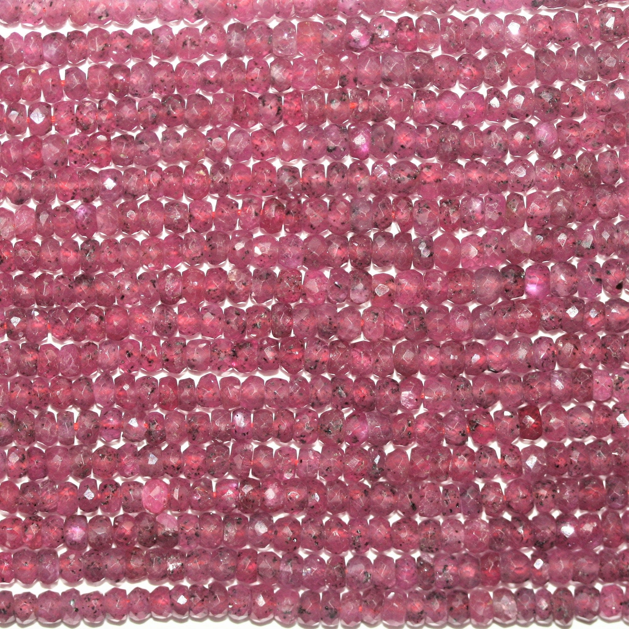 Cuentas redondas facetadas graduadas de rubí St. de 17", 2,5 x 1,5 - 3,5 x 2,5 mm, tira de 44 cm.