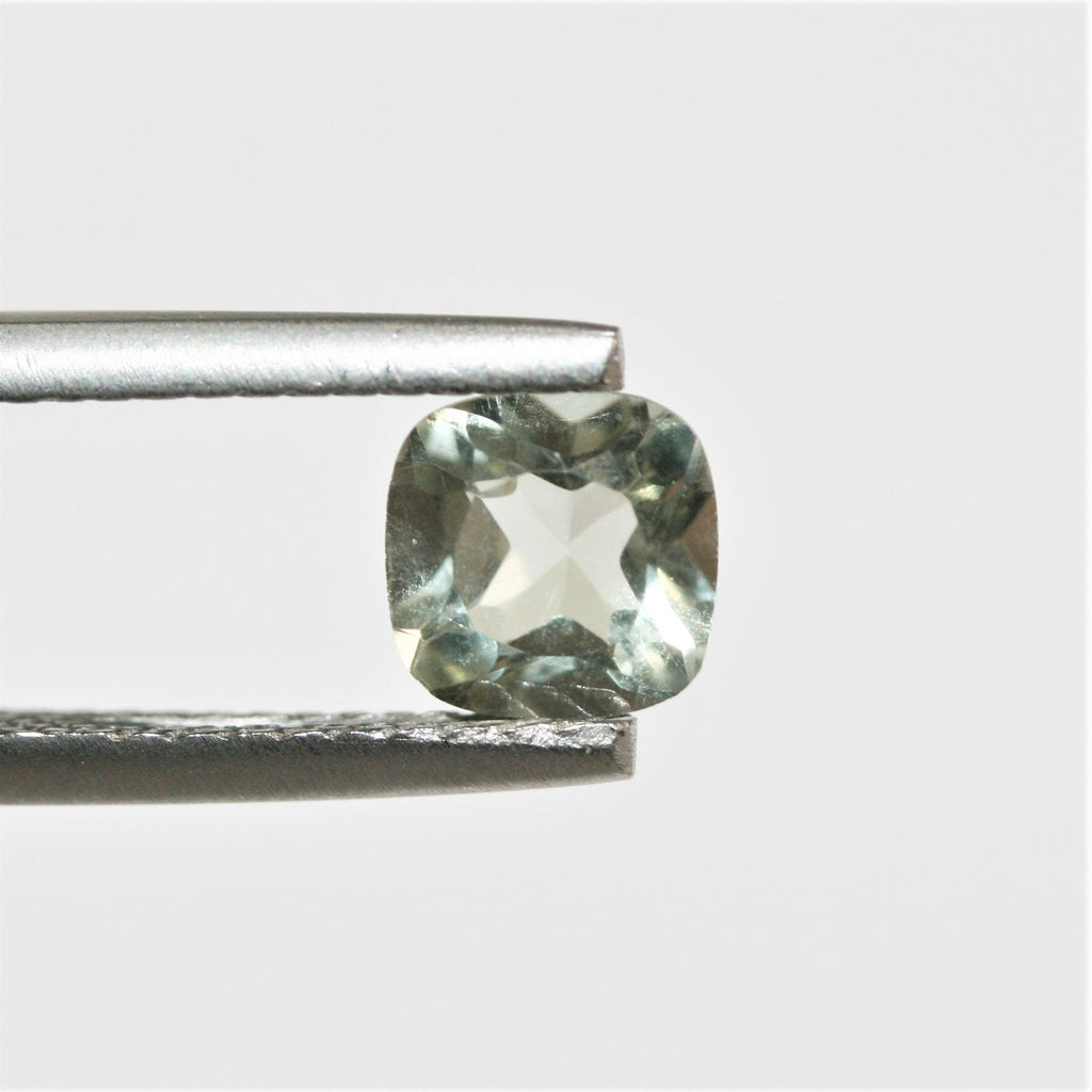Lot de 10 pierres carrées à facettes de prasiolite de 6 mm.