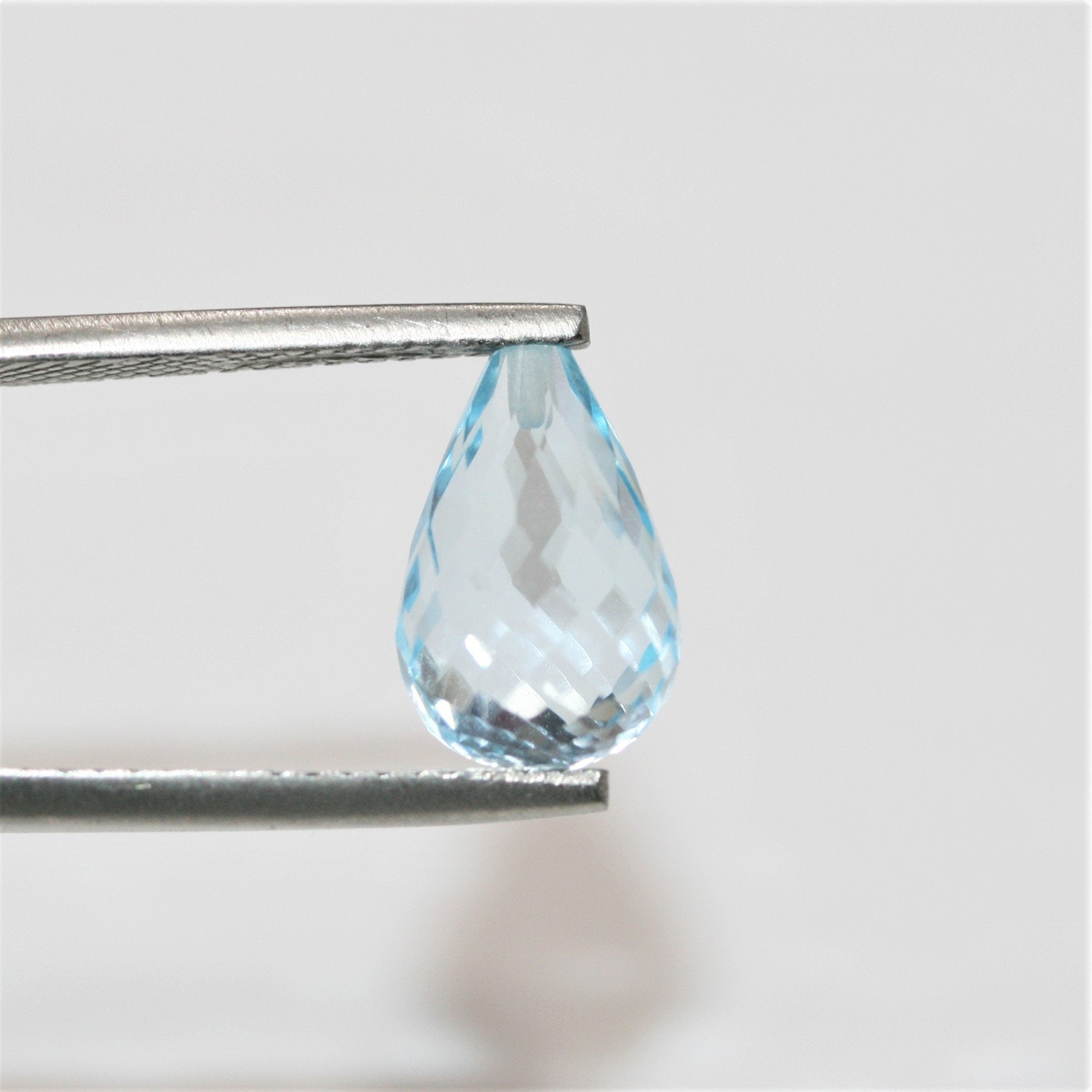 Topazes bleu ciel demi-percées à facettes en forme de goutte, lot de 12 x 8 mm - 1 paire