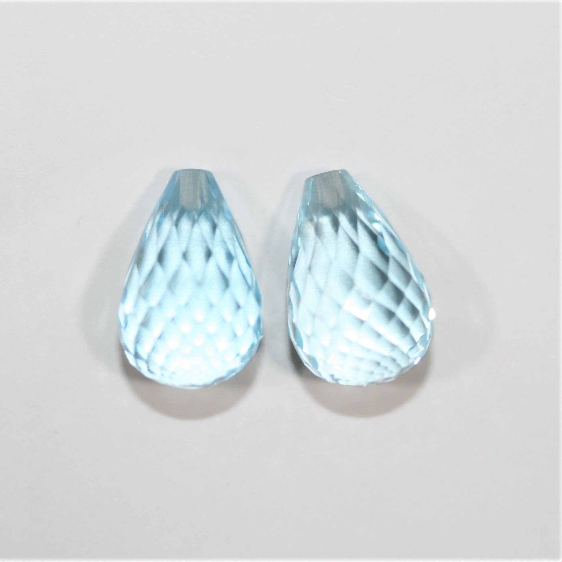 Topazes bleu ciel demi-percées à facettes en forme de goutte, lot de 12 x 8 mm - 1 paire