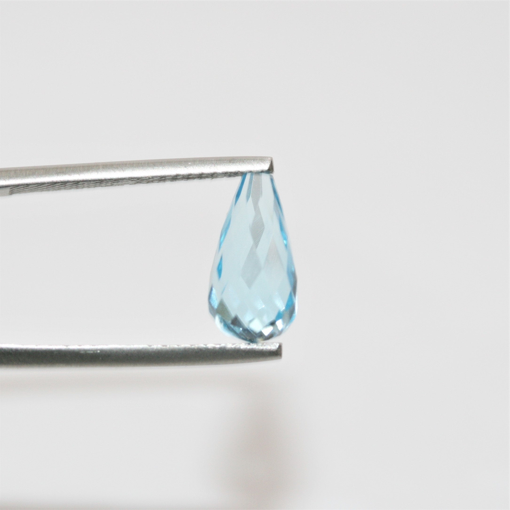 Topazes bleu ciel demi-percées à facettes en forme de goutte, lot de 12 x 6 mm - 1 paire