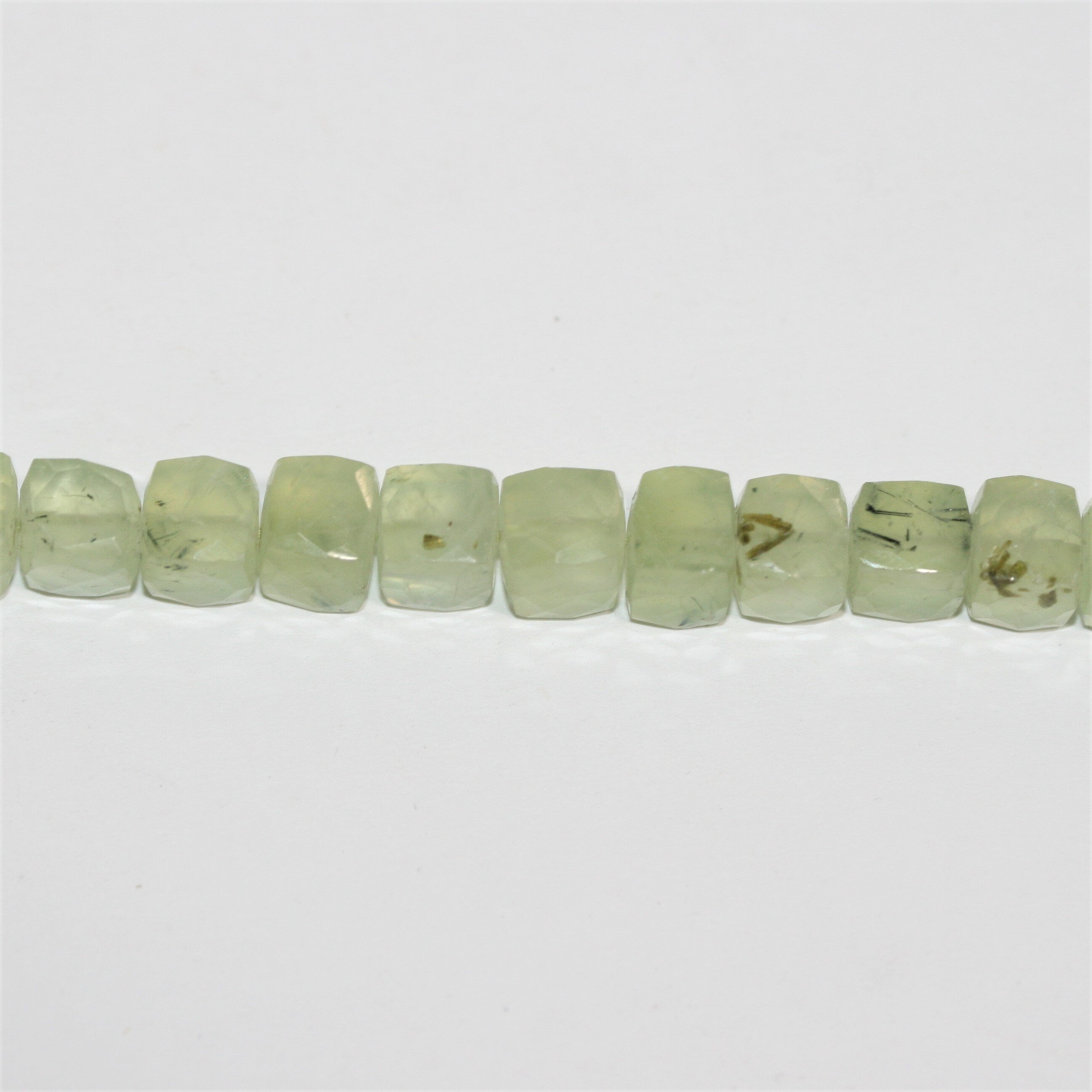 Perles cubiques à facettes en préhnite de 9 pouces, 7-8 mm - Fil de 23 cm.