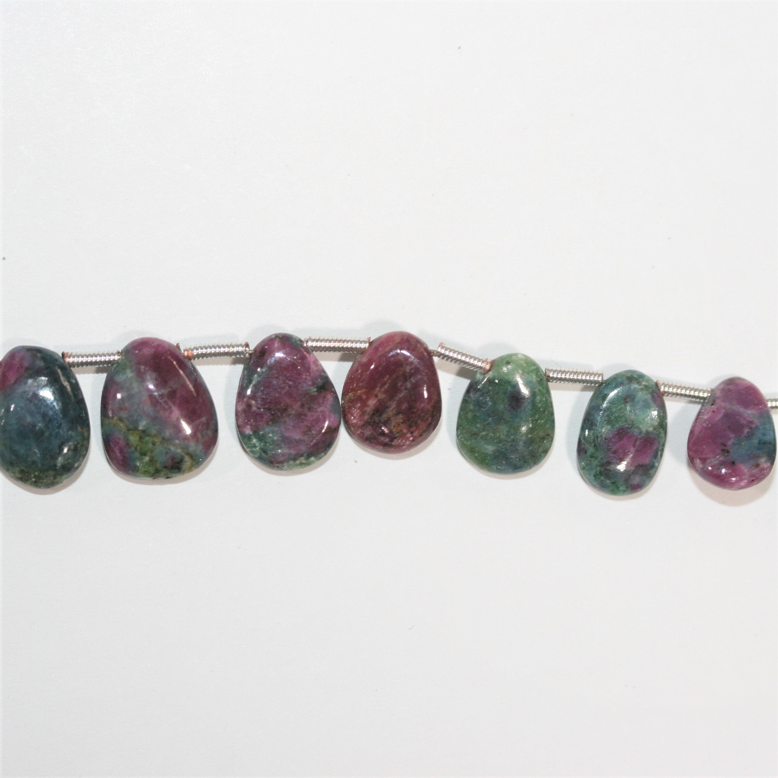 Perles en zoïsite rubis St lisses en forme de goutte, 12 x 8 mm. Longueur approximative du brin : 20 cm.