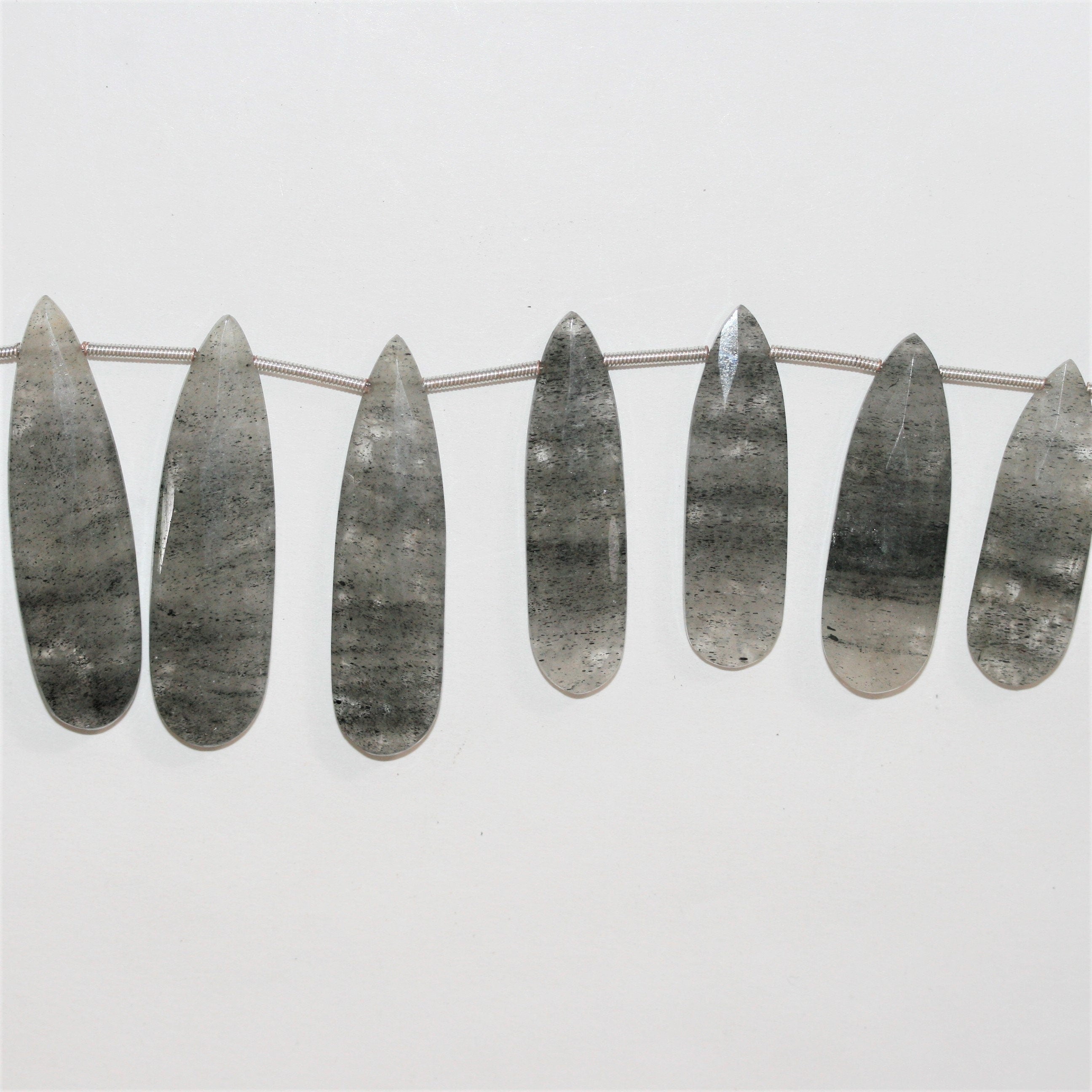 Perles en quartz tourmaliné St de taille graduée, en forme de goutte, à facettes, de 32 x 11 à 42 x 12 mm. Longueur approximative du brin : 20 cm.