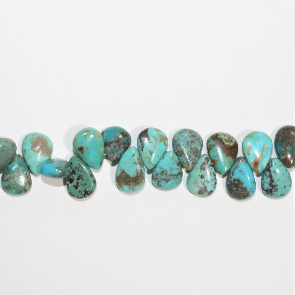 Perles en turquoise lisses en forme de goutte, 8 pouces (9 x 7 mm). Longueur approximative du brin : 20 cm.