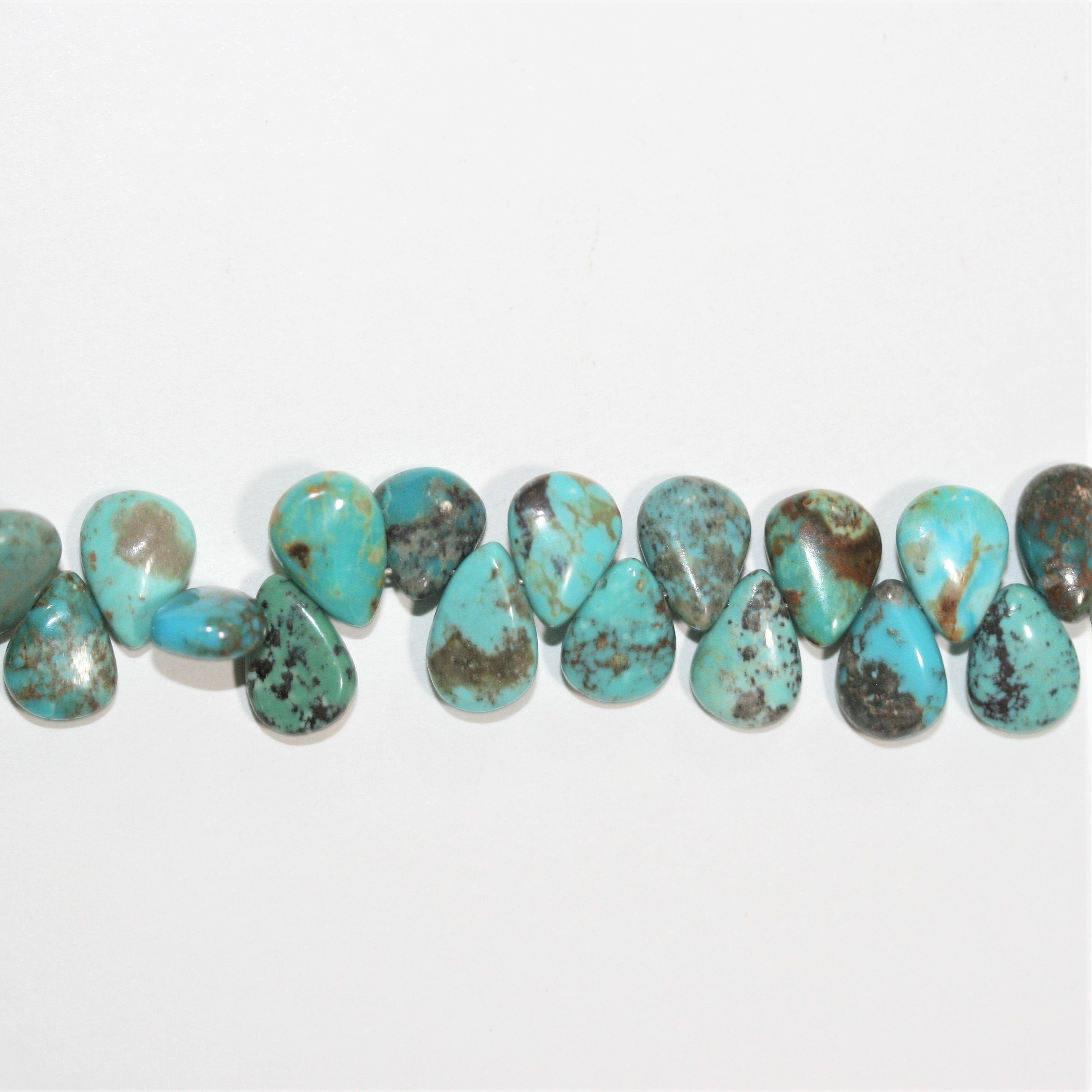 Perles en turquoise lisses en forme de goutte, 8 pouces (9 x 7 mm). Longueur approximative du brin : 20 cm.