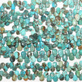 Perles en turquoise lisses en forme de goutte, 8 pouces (9 x 7 mm). Longueur approximative du brin : 20 cm.