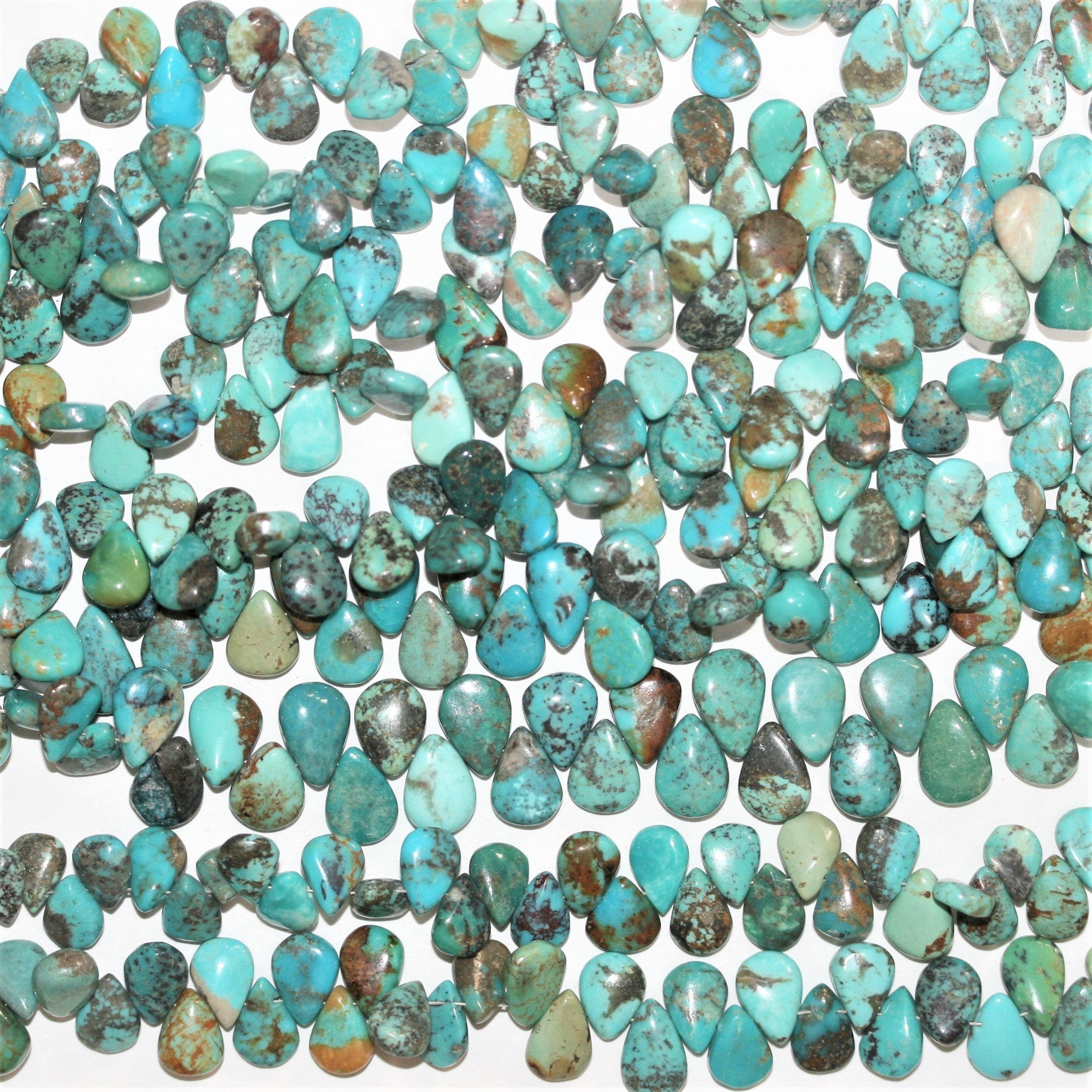 Perles en turquoise lisses en forme de goutte, 8 pouces (9 x 7 mm). Longueur approximative du brin : 20 cm.