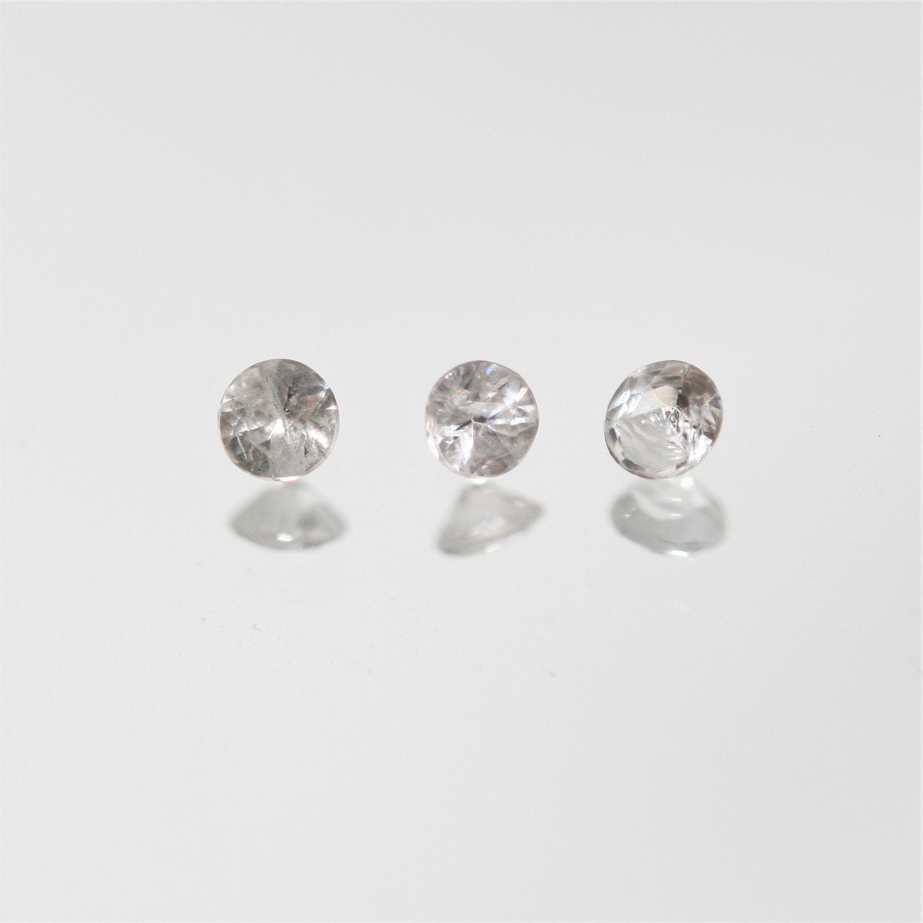 Lote de Zafiro Blanco Facetado Redondos de 2mm - Lote de 2 Quilates