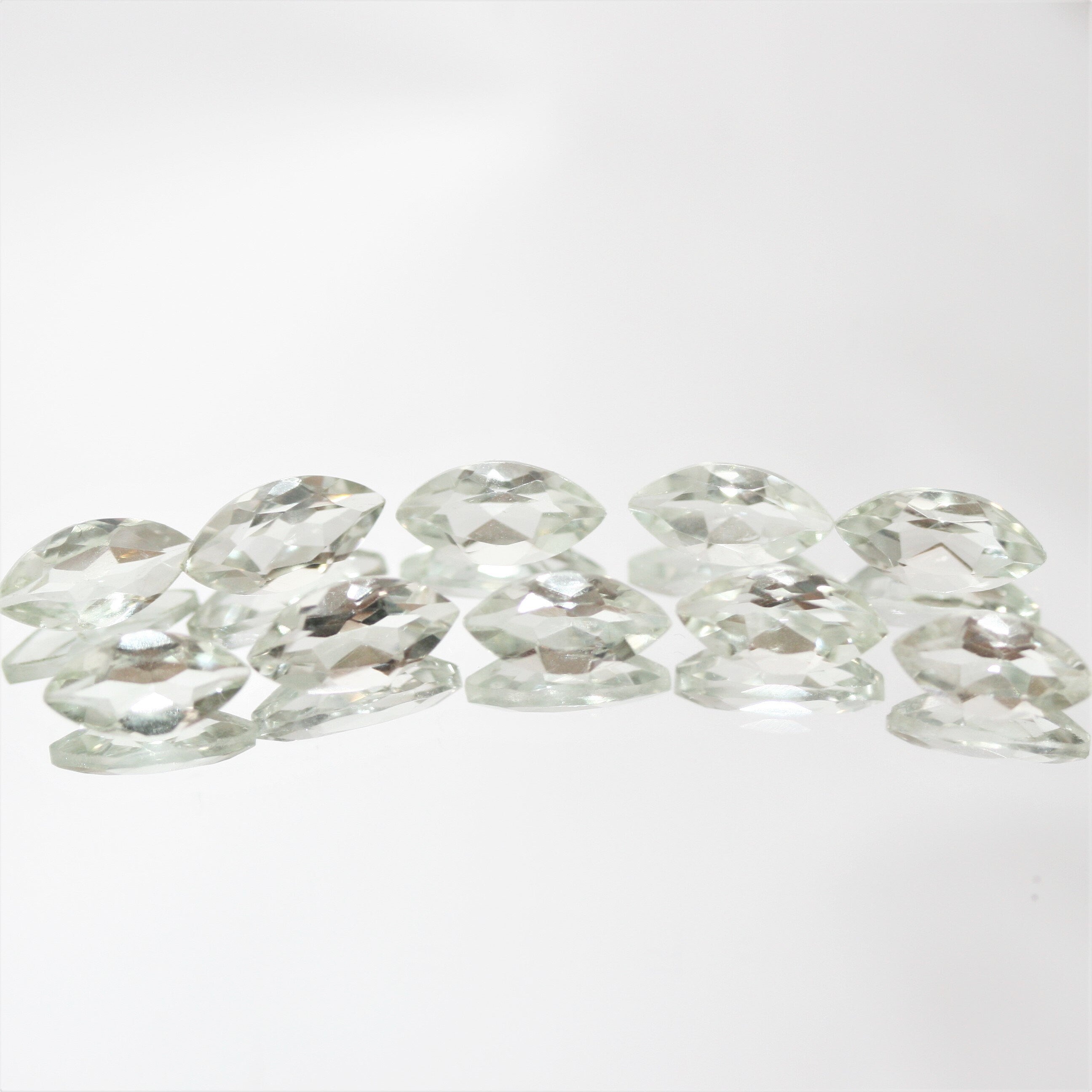 Lot de 10 pierres de prasiolite facettées en forme de marquise, 10 x 5 mm.