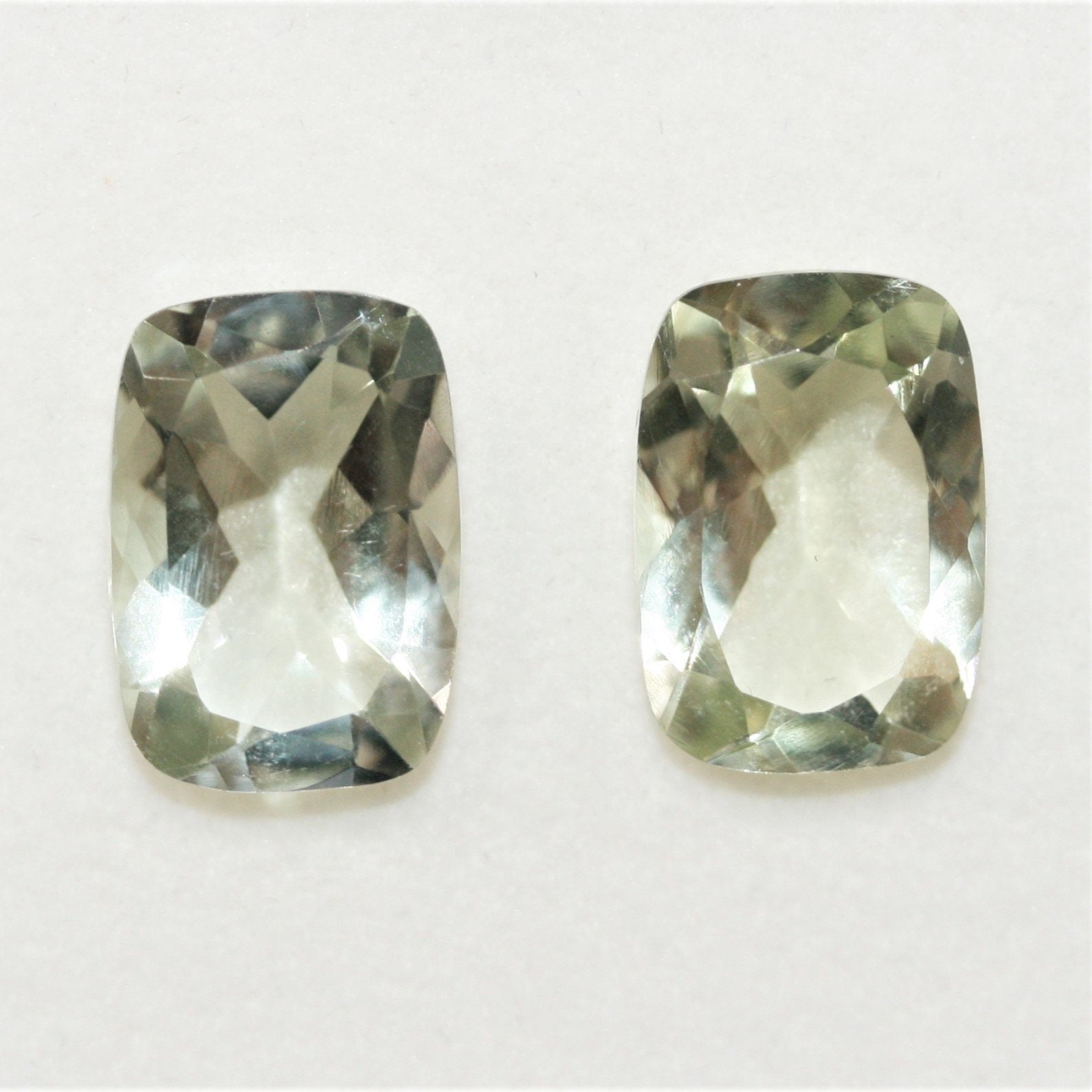 Lot de 2 pièces de prasiolite facettée rectangulaire 14 x 10 mm.