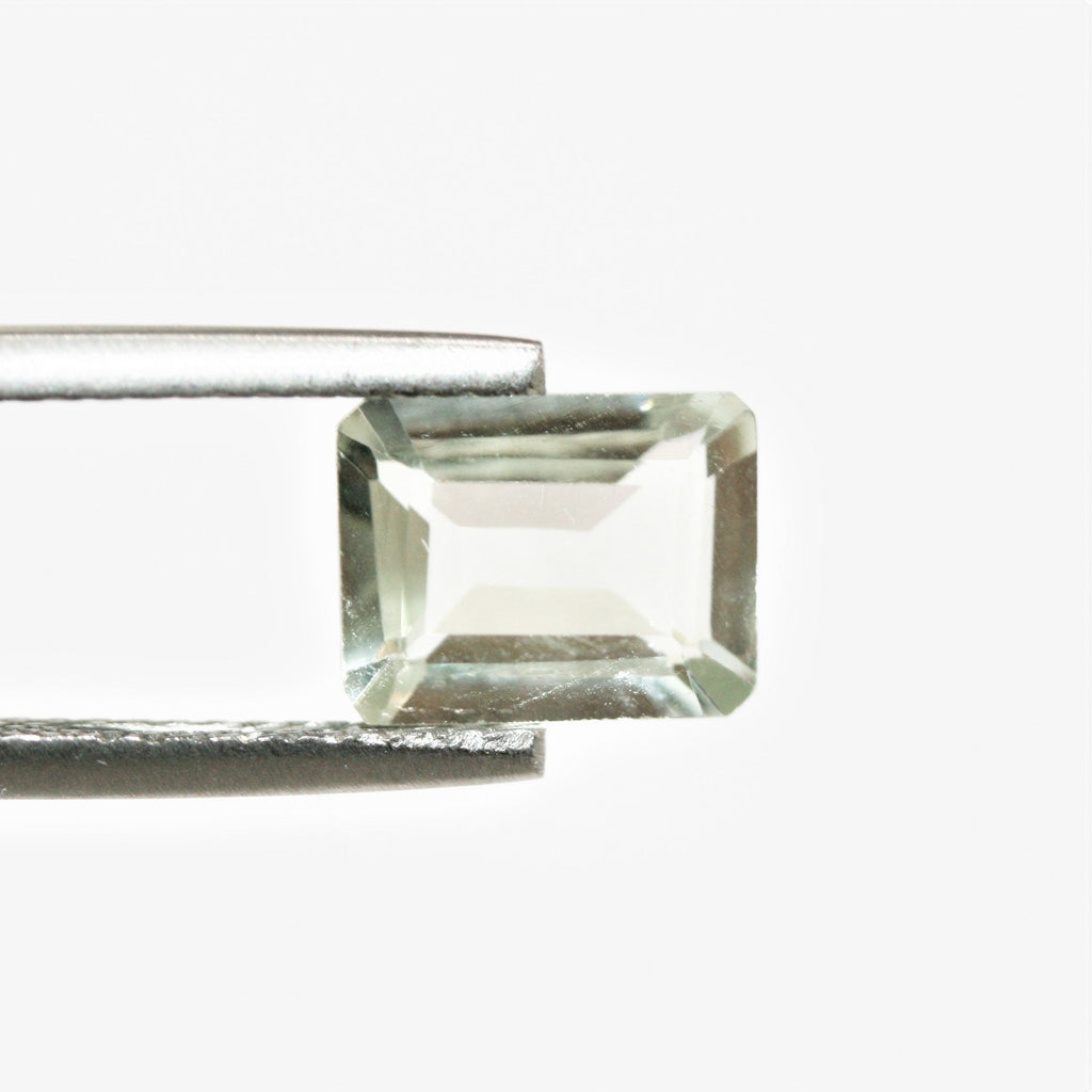 Lot de 8 pierres rectangulaires à facettes de prasiolite 9x7 mm.