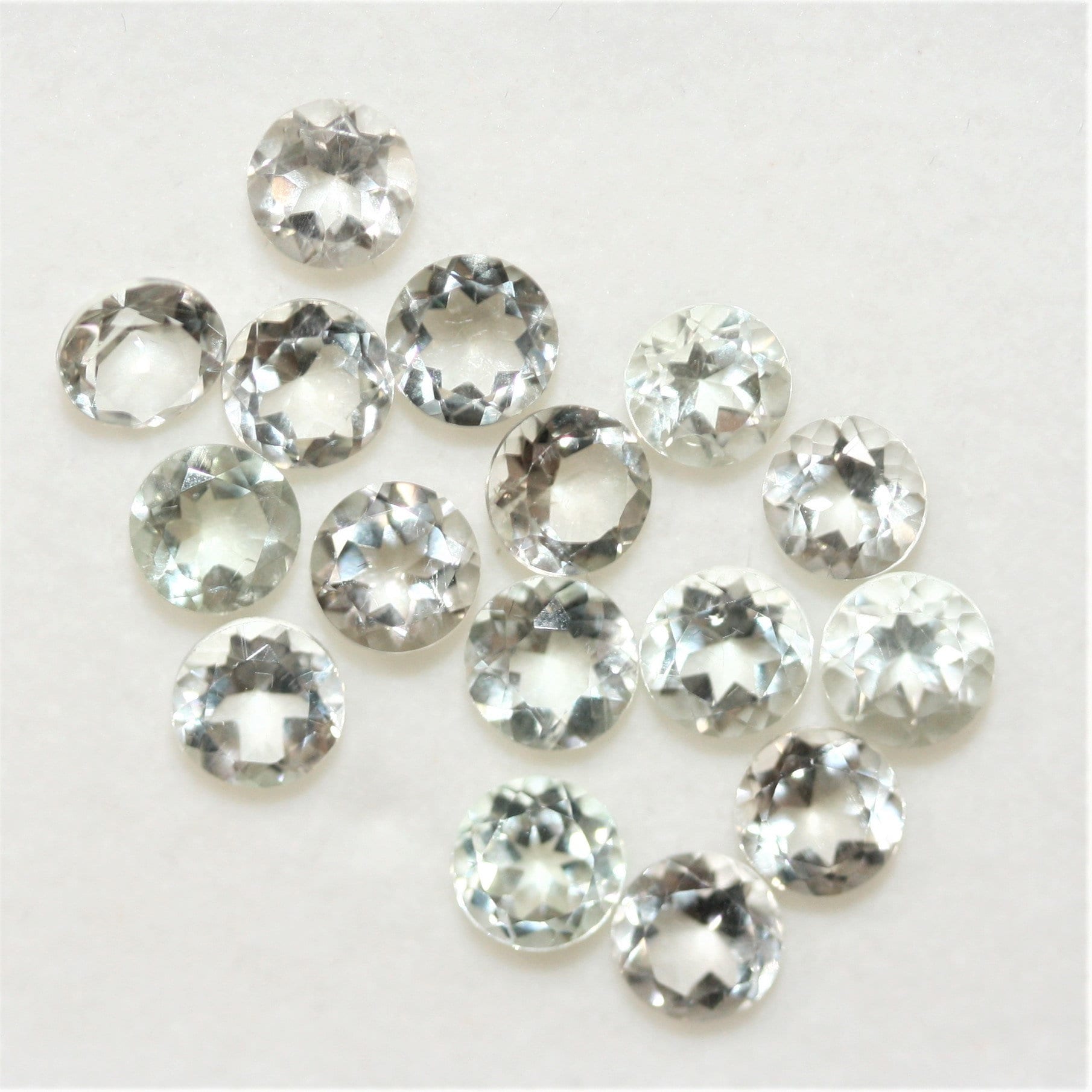 Lot de 16 pierres rondes à facettes de prasiolite de 5 mm.