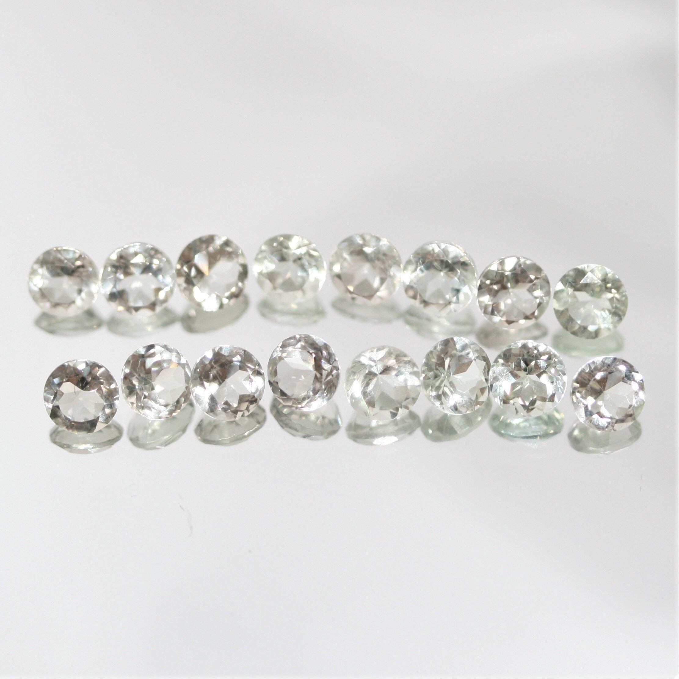 Lot de 16 pierres rondes à facettes de prasiolite de 5 mm.