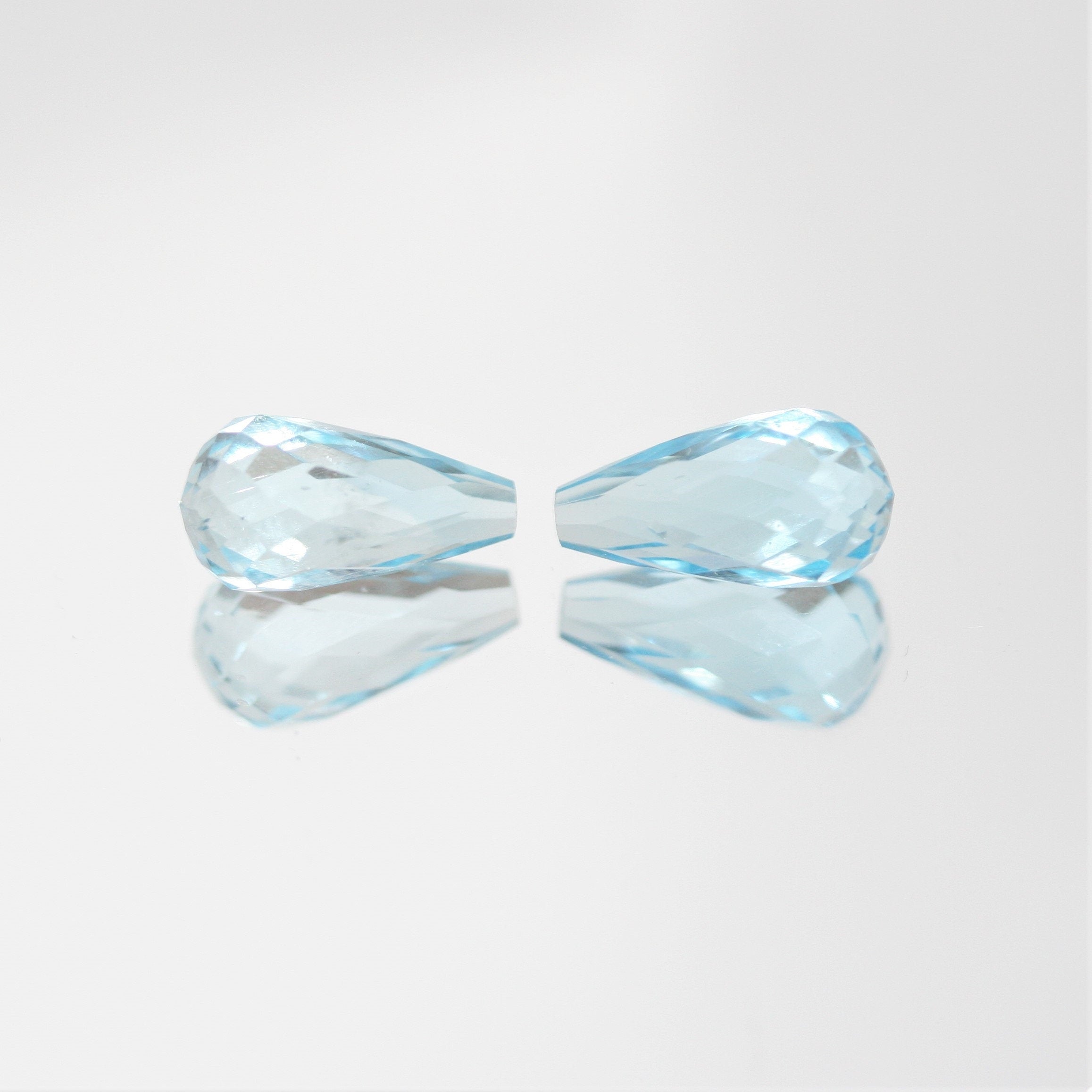 Topazes bleu ciel demi-percées à facettes en forme de goutte, lot de 12 x 6 mm - 1 paire