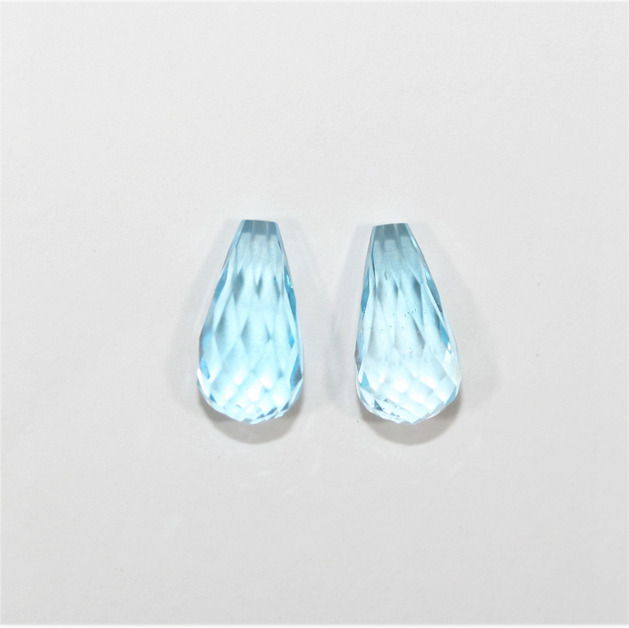 Topazes bleu ciel demi-percées à facettes en forme de goutte, lot de 12 x 6 mm - 1 paire