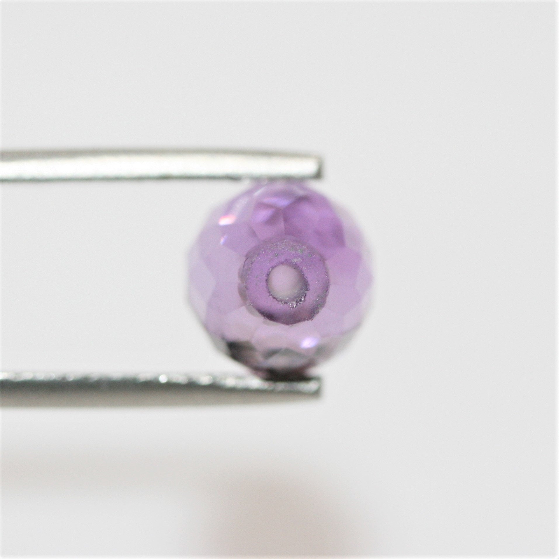 Paire de gouttes d'améthyste à demi-perforées et à facettes, 12 x 8 mm.