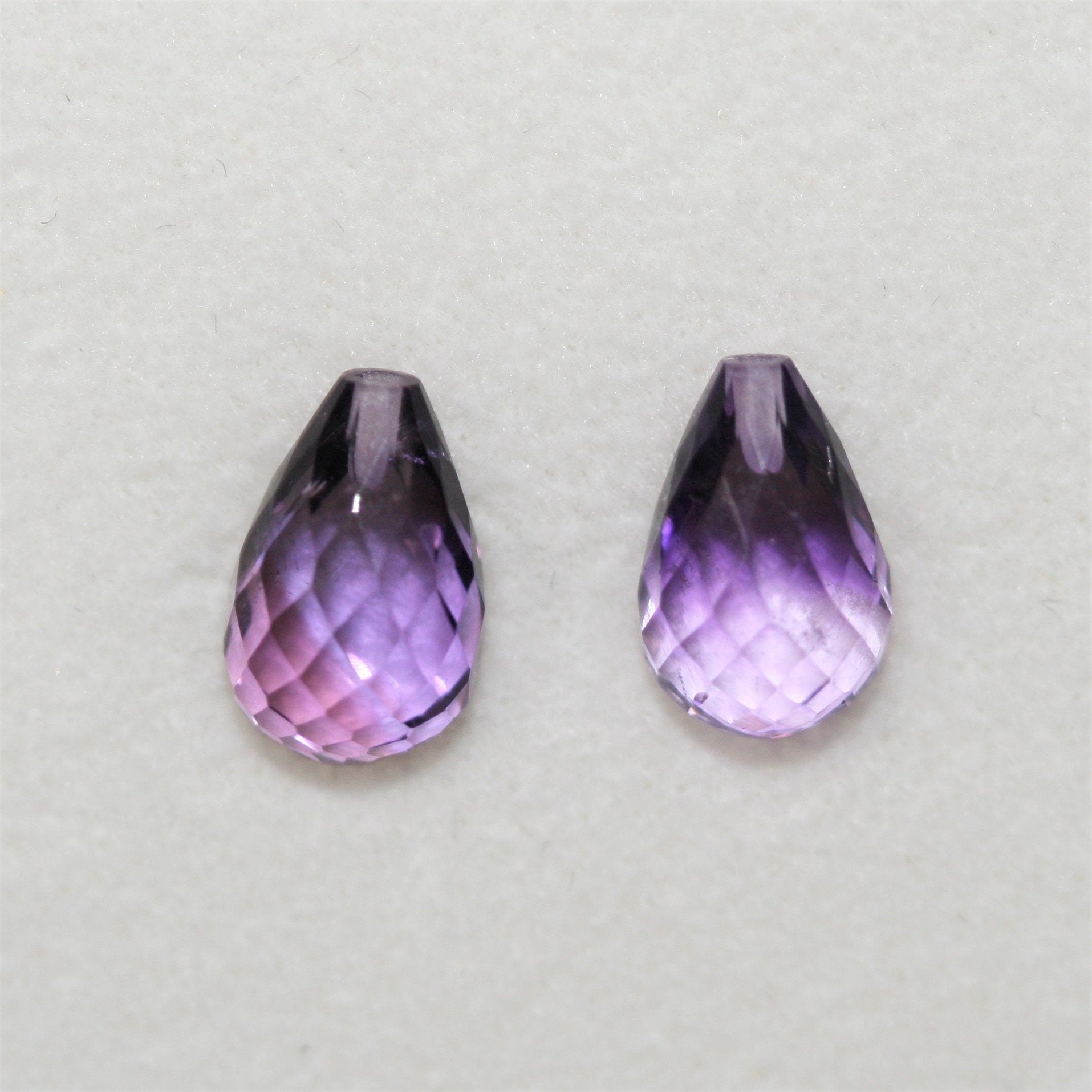 Paire de gouttes d'améthyste à demi-perforées et à facettes, 9x6mm.