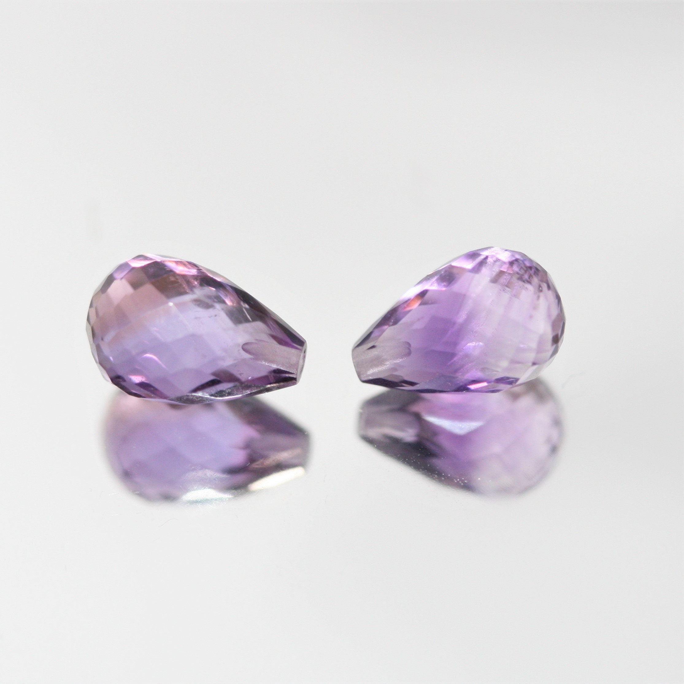 Paire de gouttes d'améthyste à demi-perforées et à facettes, 9x6mm.