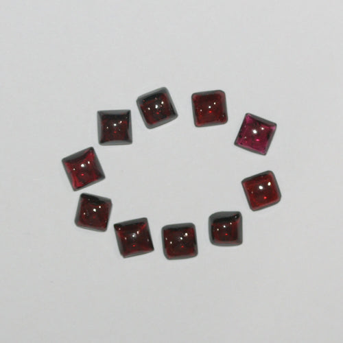 Lot de 10 cabochons carrés de grenat de 6 mm.-(10 pcs.)