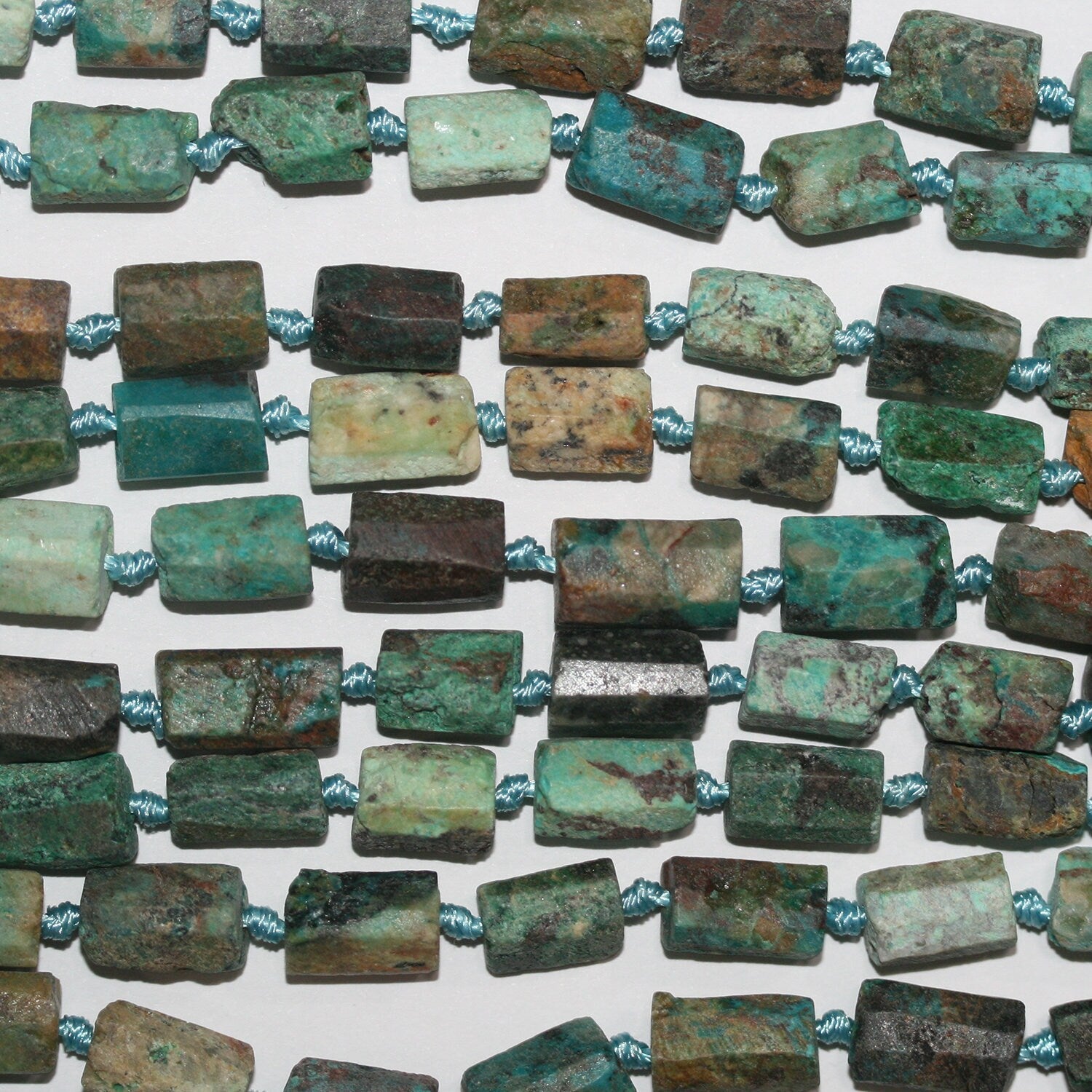 Cuentas cilíndricas facetadas de turquesa mate de 16" (12 x 8 mm). Tira de 41 cm aprox.