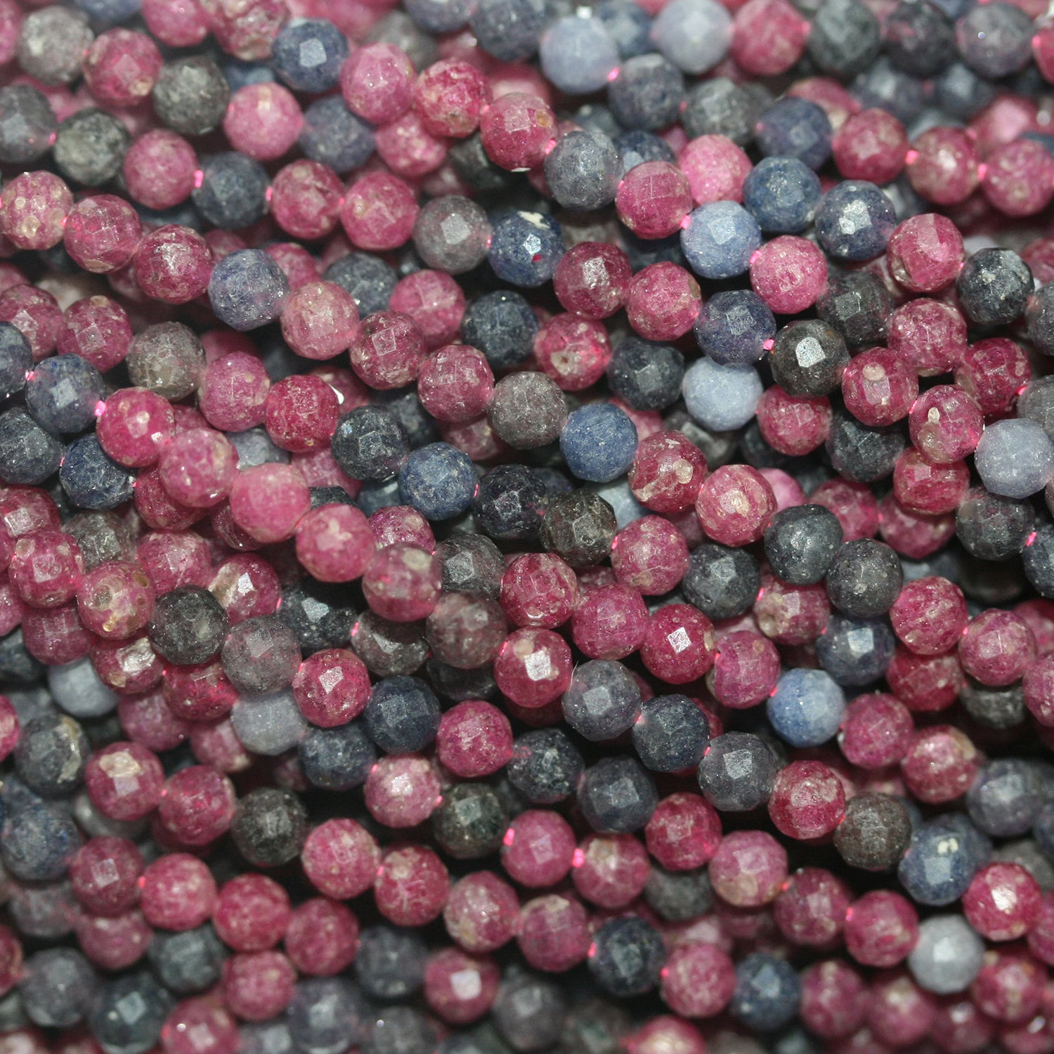 Collier de perles rondes à facettes en rubis-saphir St de 15 pouces (4 mm), longueur 39 cm.