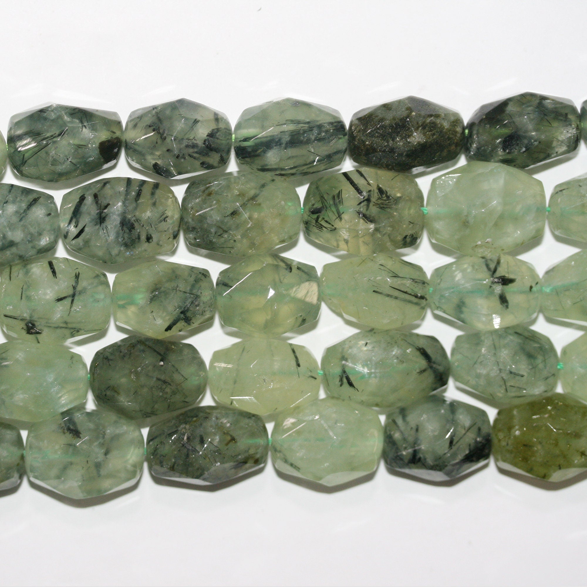 Perles de pépites de St Prehnite à facettes de 14 pouces, 16 x 13 mm environ - Longueur du brin : 38 cm.