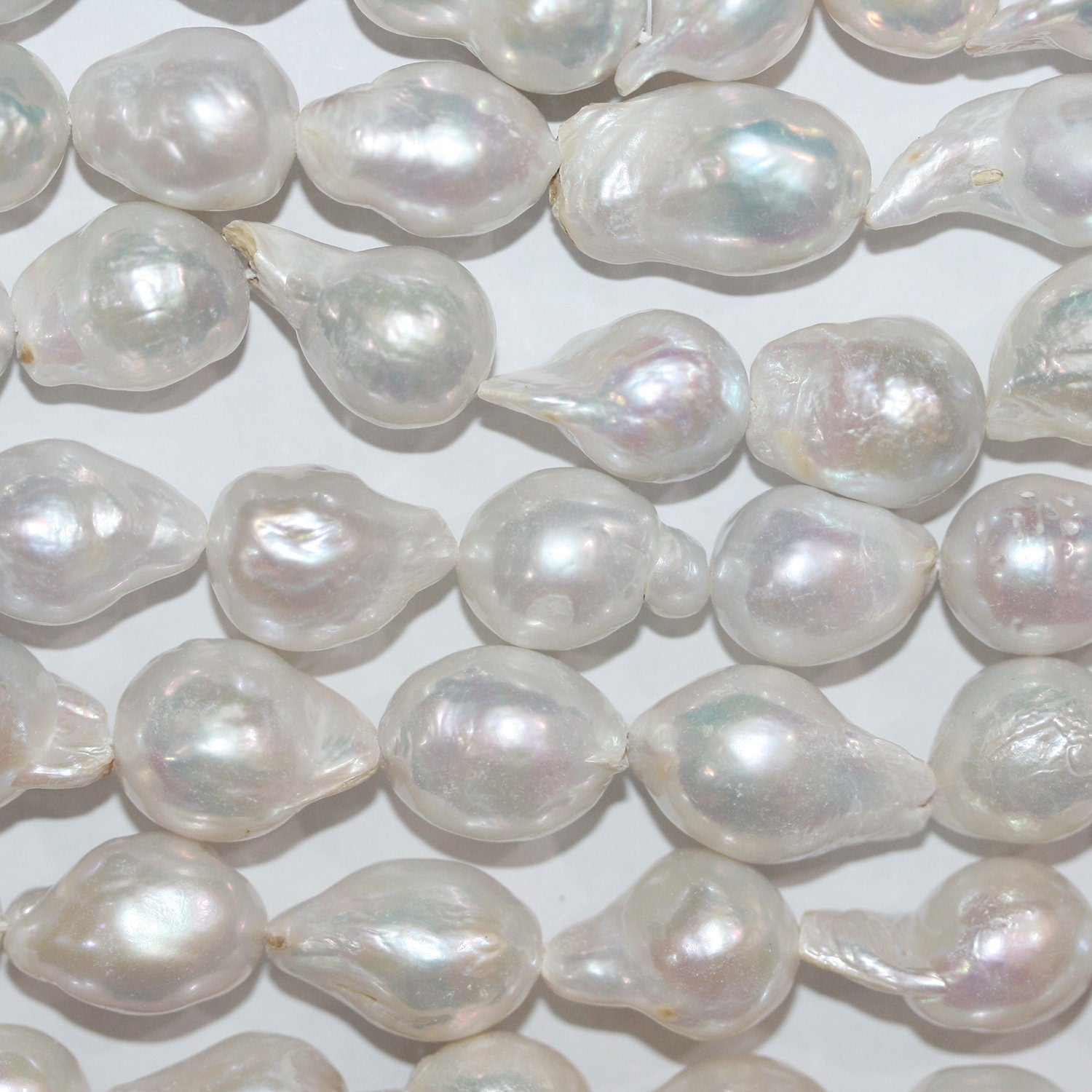 Perla Barroca de Agua Dulce de 16" (16 x 11 mm). Hilo de 40 cm aproximadamente. Precios al por mayor.