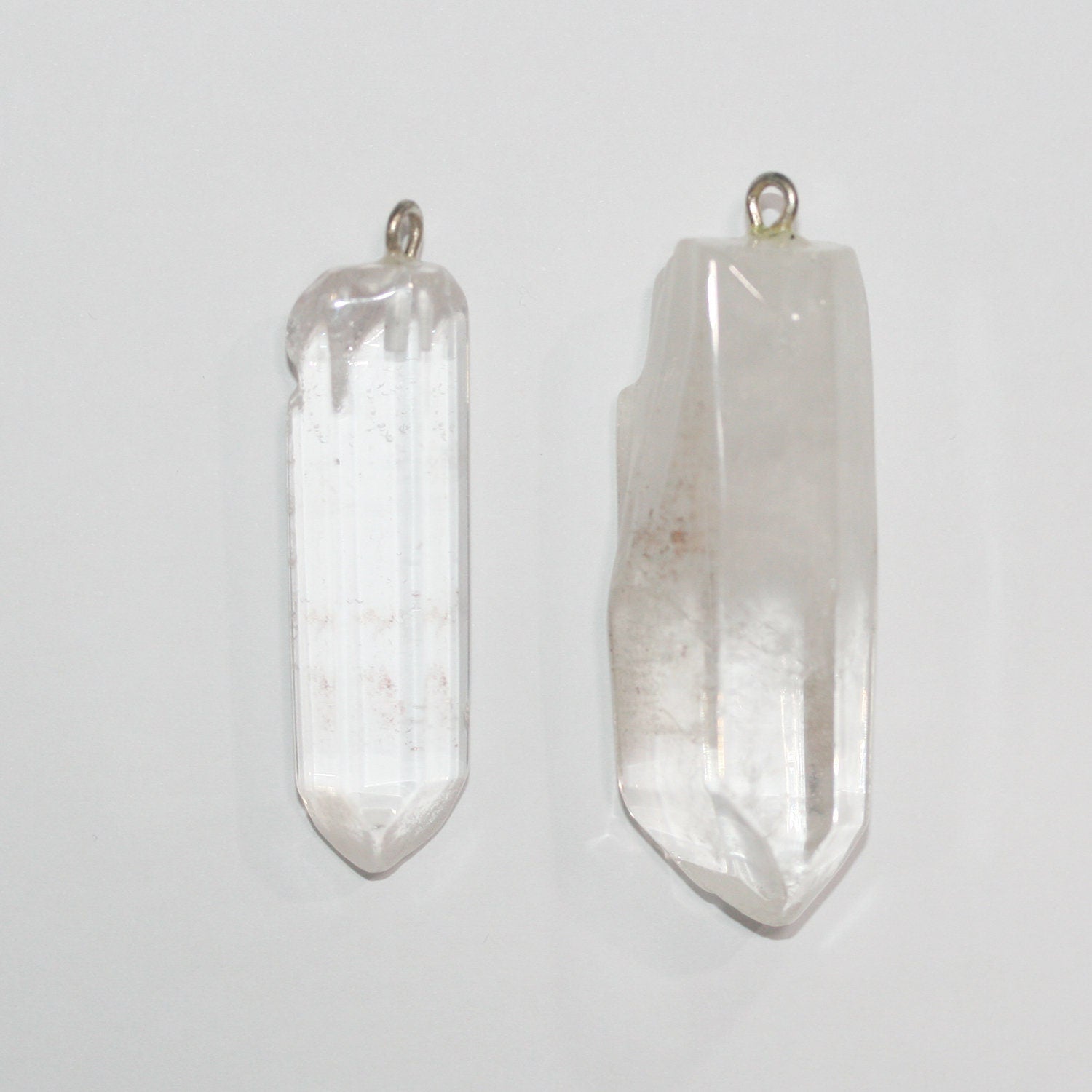 Pendentif bâtonnet irrégulier à facettes en quartz cristal de roche 45x12mm environ.