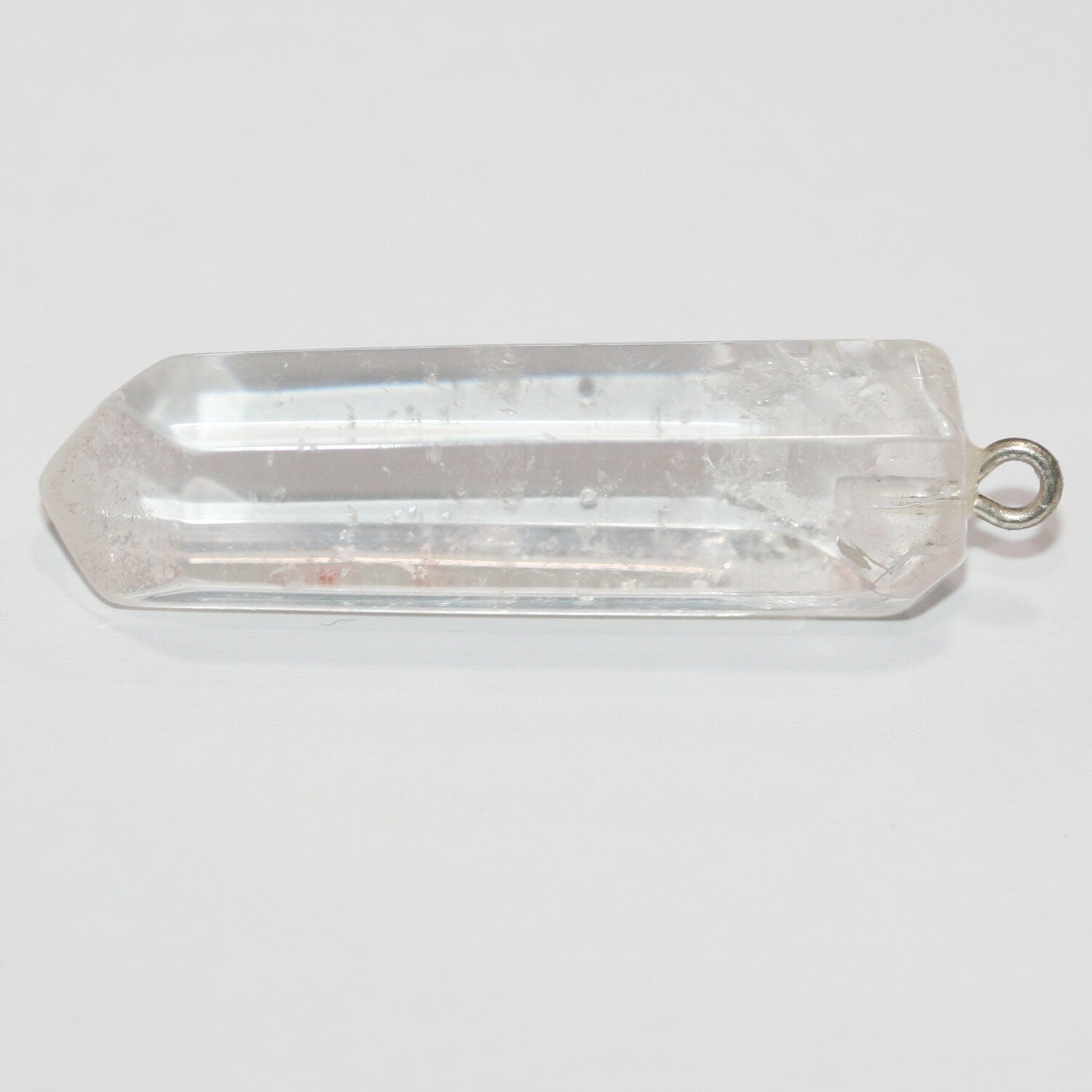 Pendentif bâtonnet irrégulier à facettes en quartz cristal de roche 45x12mm environ.