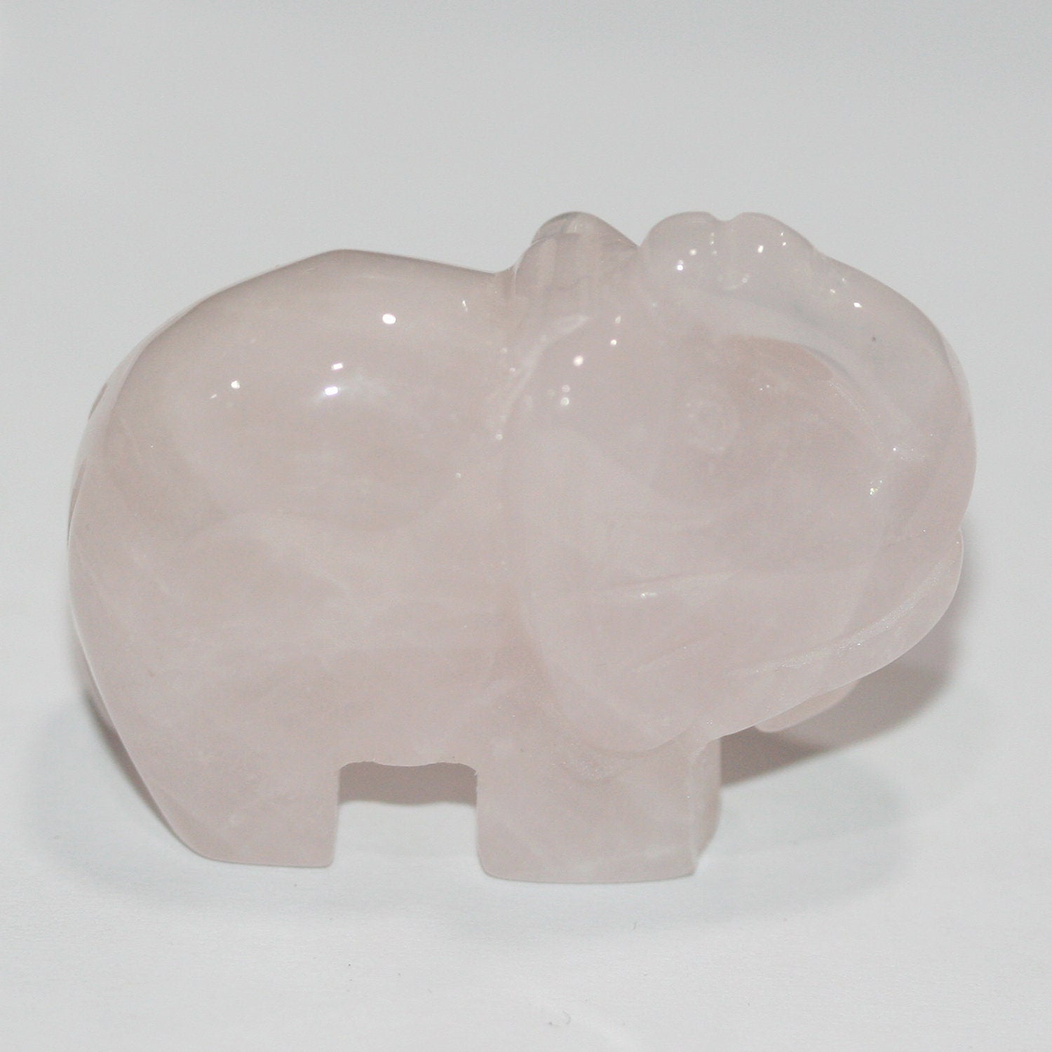 Pendentif éléphant sculpté en quartz rose, 26 x 40 mm environ.